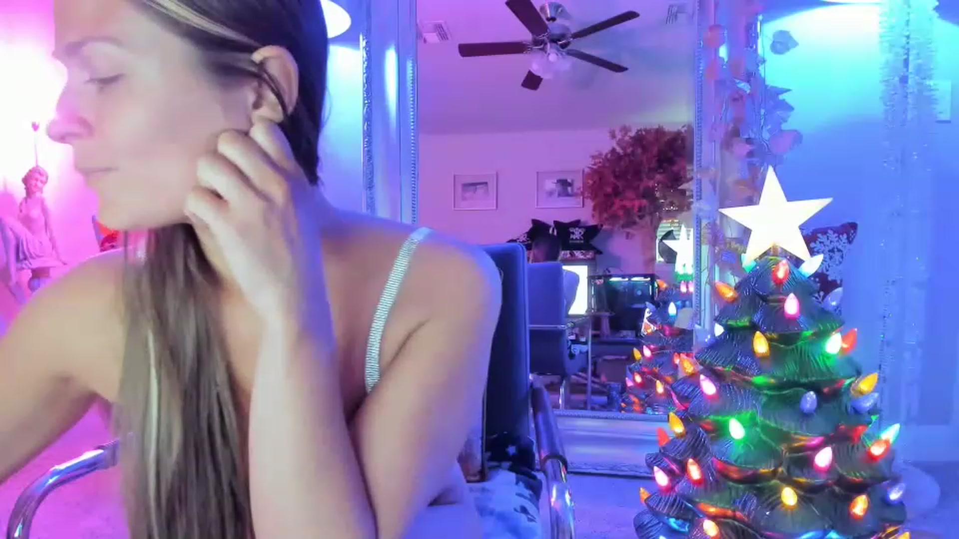 Gallery image thumbnail from Serina_'s myfreecams stream on, 12/20/2022, 20:22 image 2 of 20