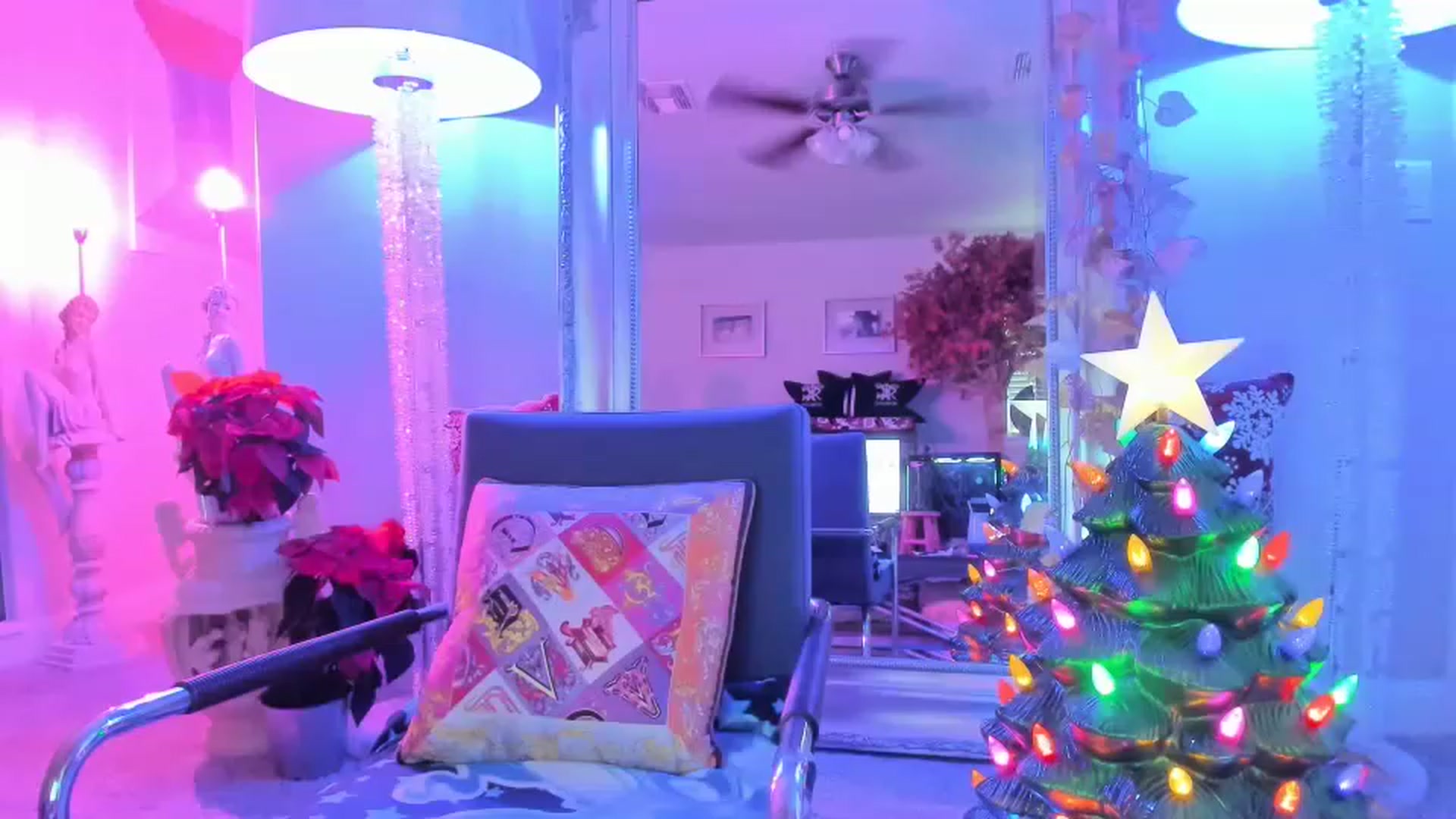 Gallery image thumbnail from Serina_'s myfreecams stream on, 12/21/2022, 19:01 image 9 of 20