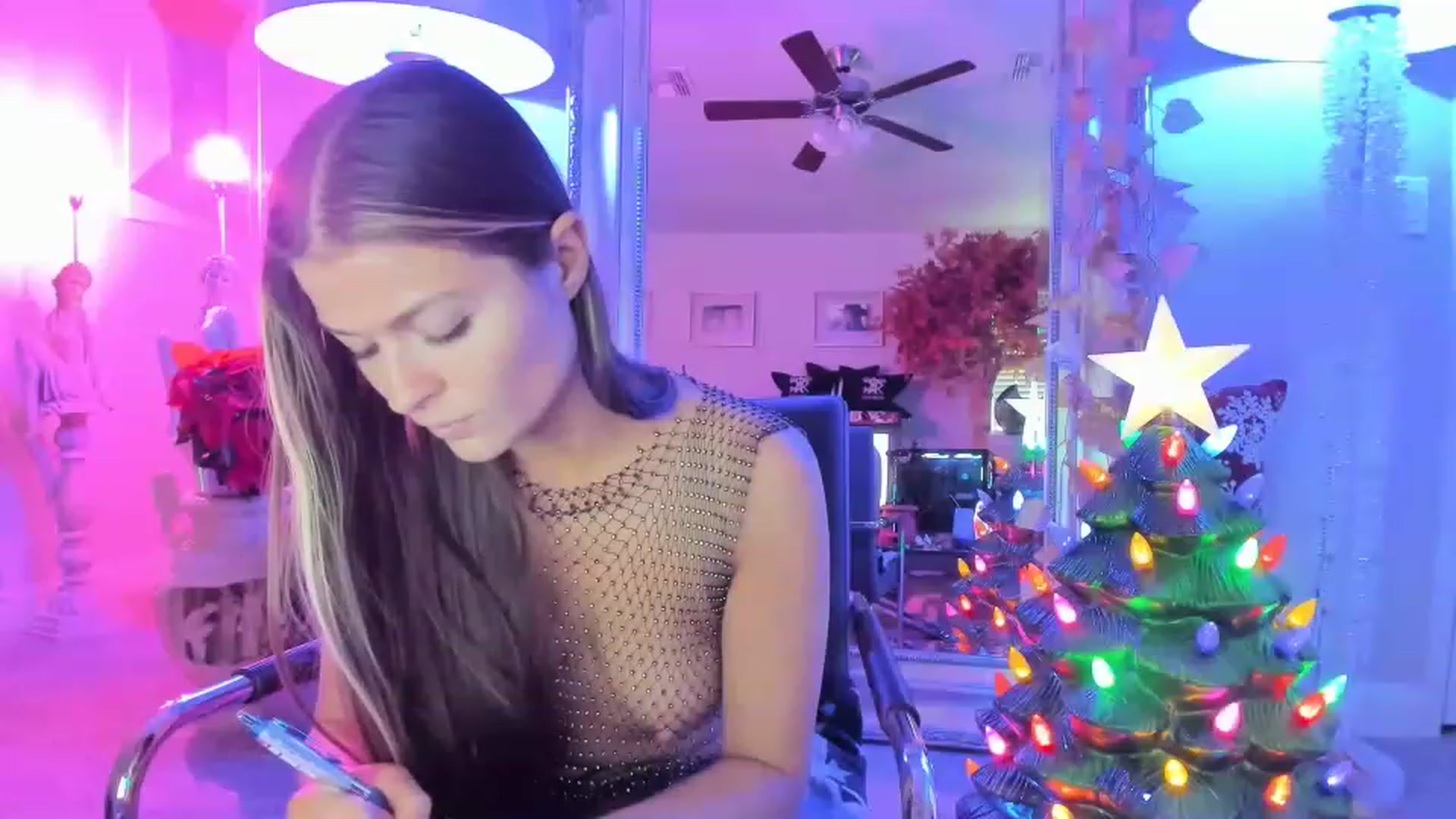 Gallery image thumbnail from Serina_'s myfreecams stream on, 12/21/2022, 20:30 image 13 of 20