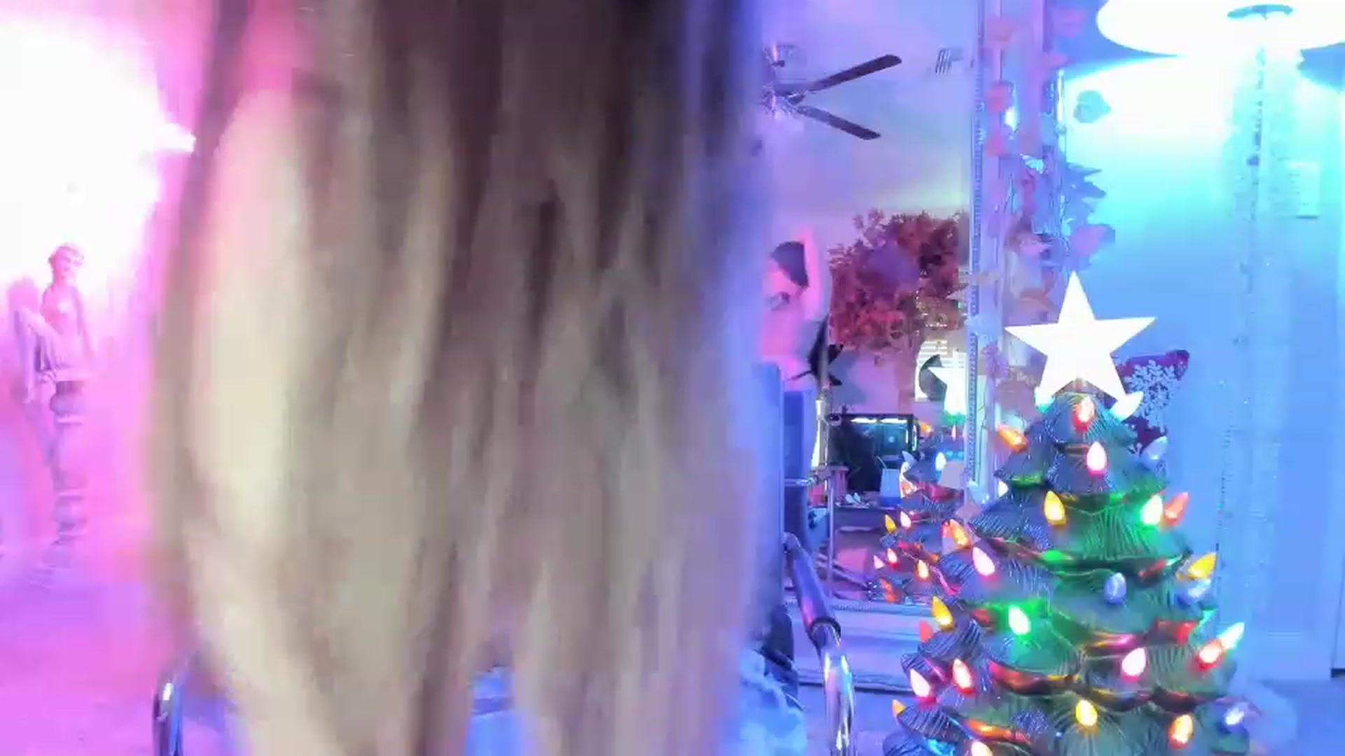 Gallery image thumbnail from Serina_'s myfreecams stream on, 12/21/2022, 20:30 image 17 of 20