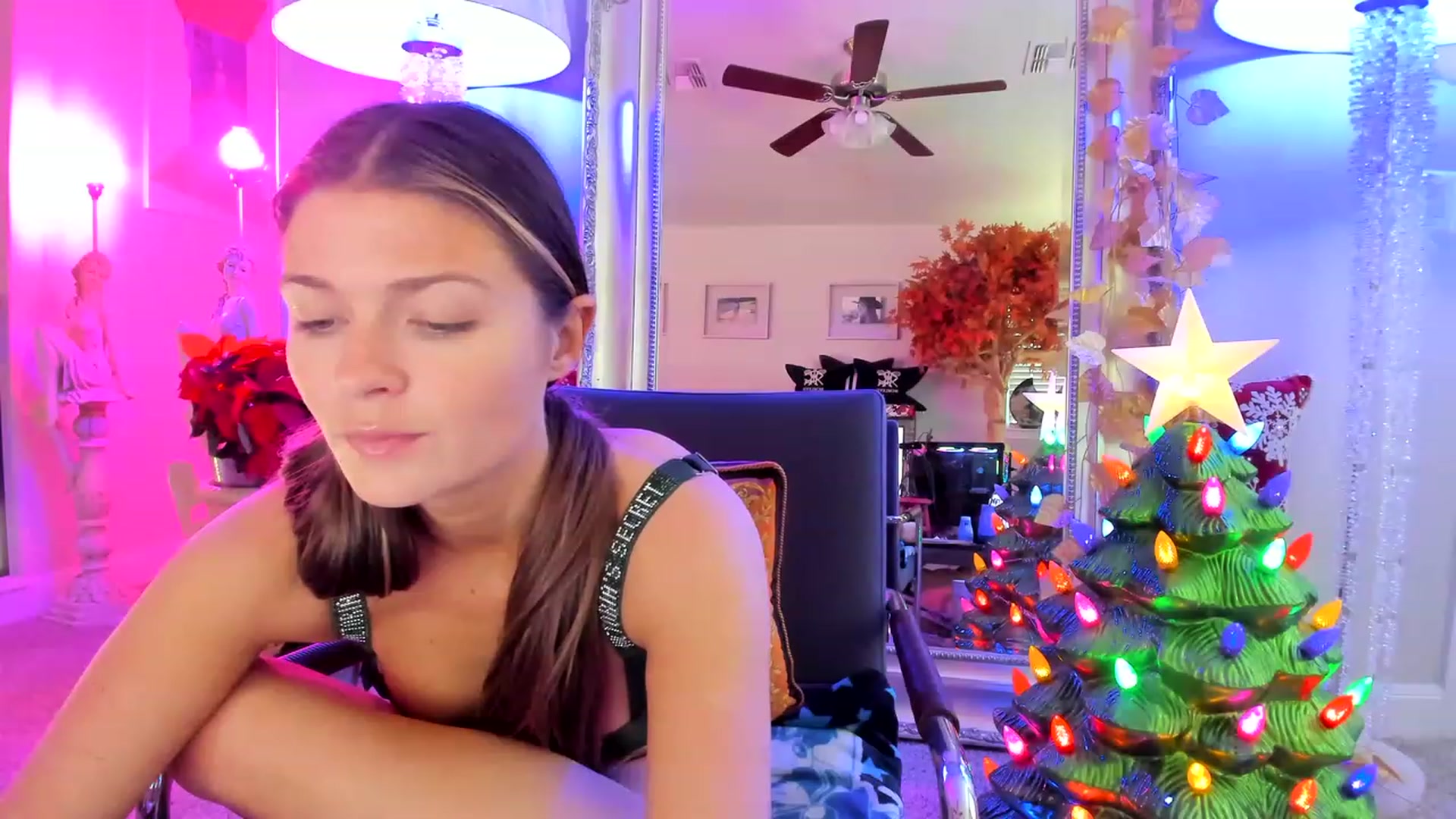Gallery image thumbnail from Serina_'s myfreecams stream on, 12/22/2022, 16:23 image 13 of 20