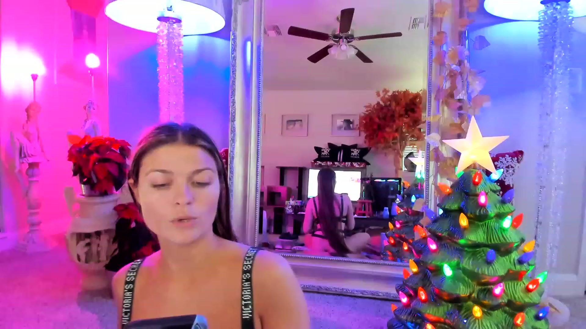 Gallery image thumbnail from Serina_'s myfreecams stream on, 12/22/2022, 16:23 image 17 of 20