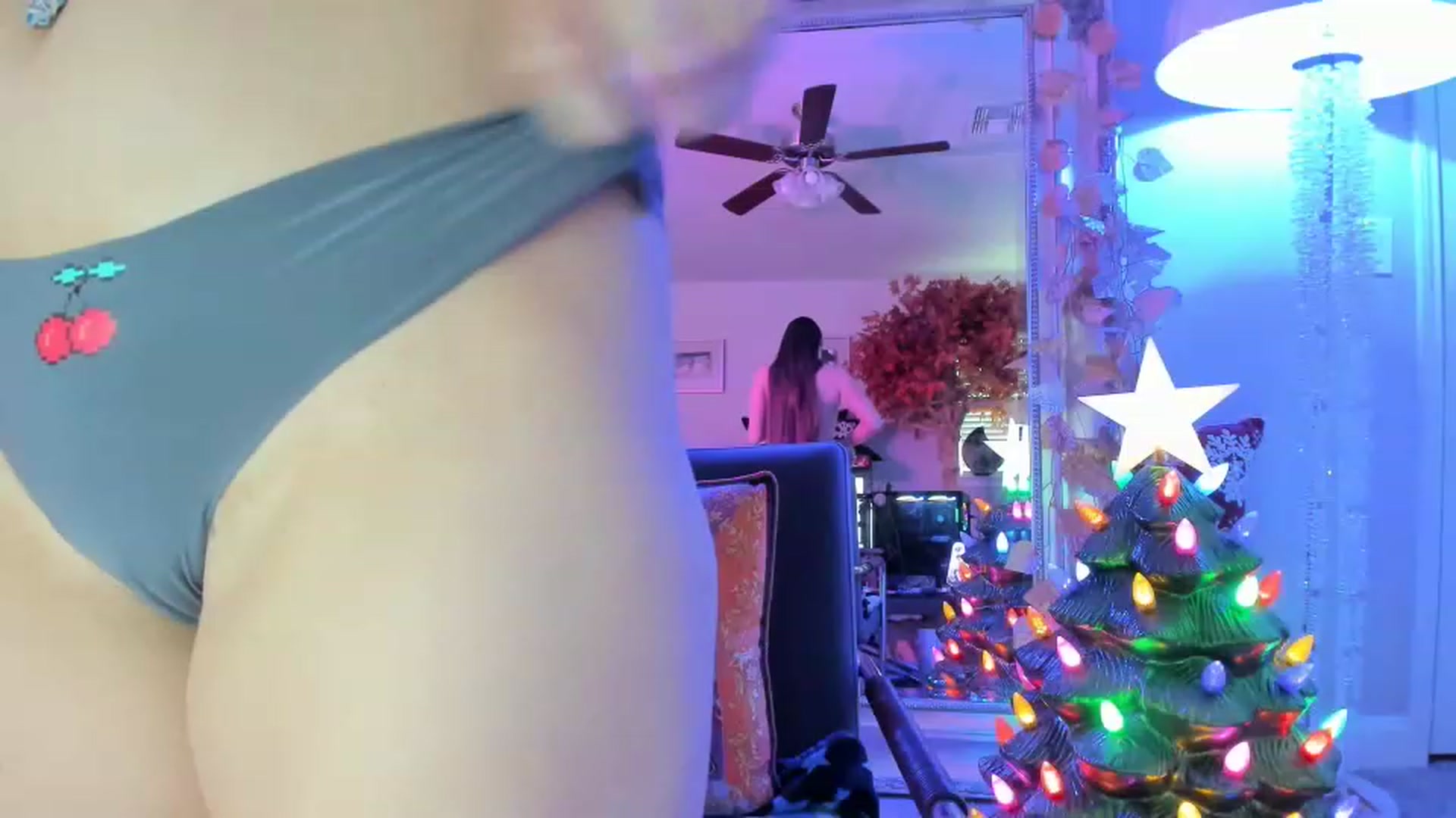 Gallery image thumbnail from Serina_'s myfreecams stream on, 12/22/2022, 20:39 image 9 of 20