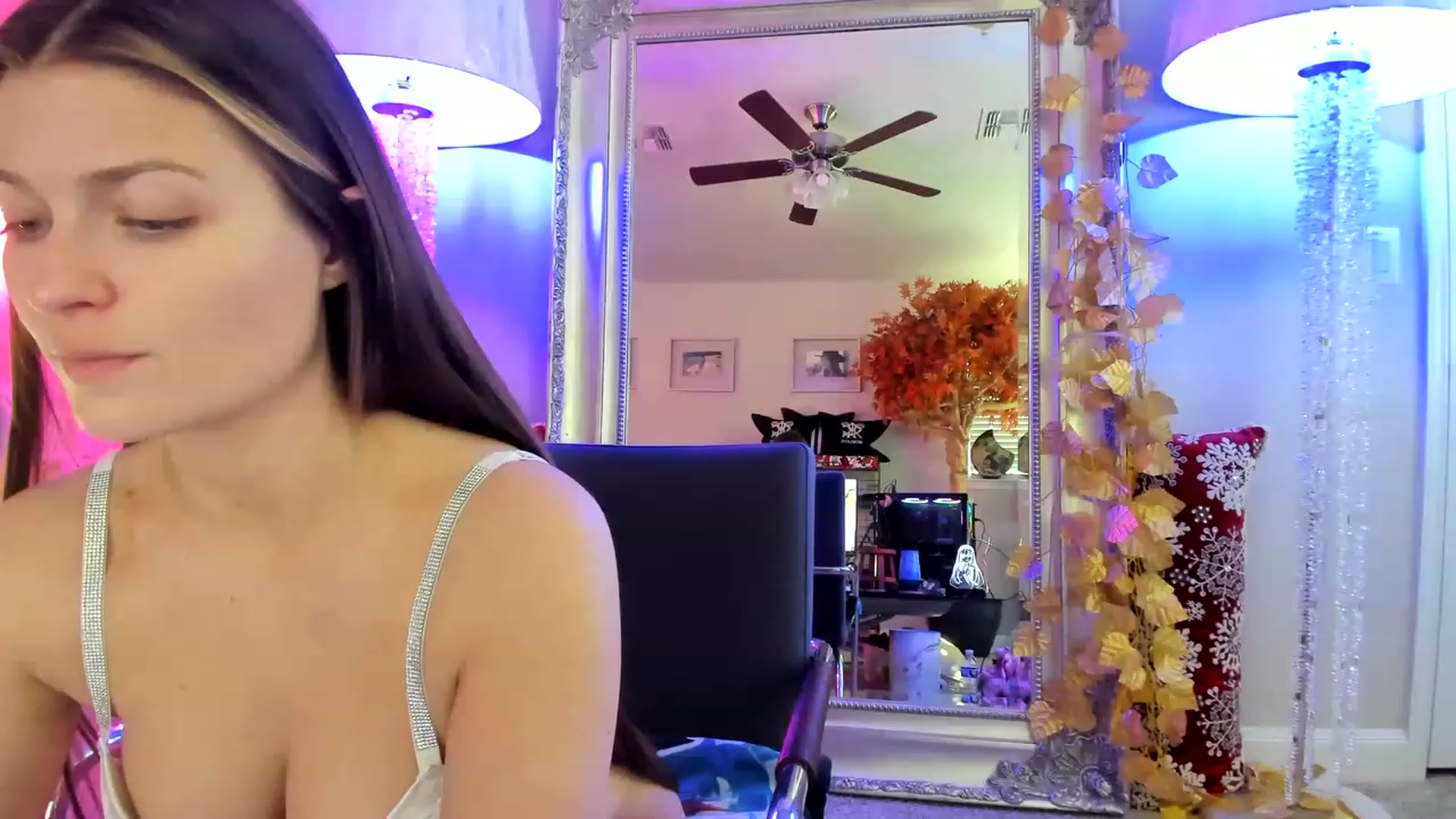 Gallery image thumbnail from Serina_'s myfreecams stream on, 12/27/2022, 18:05 image 6 of 20