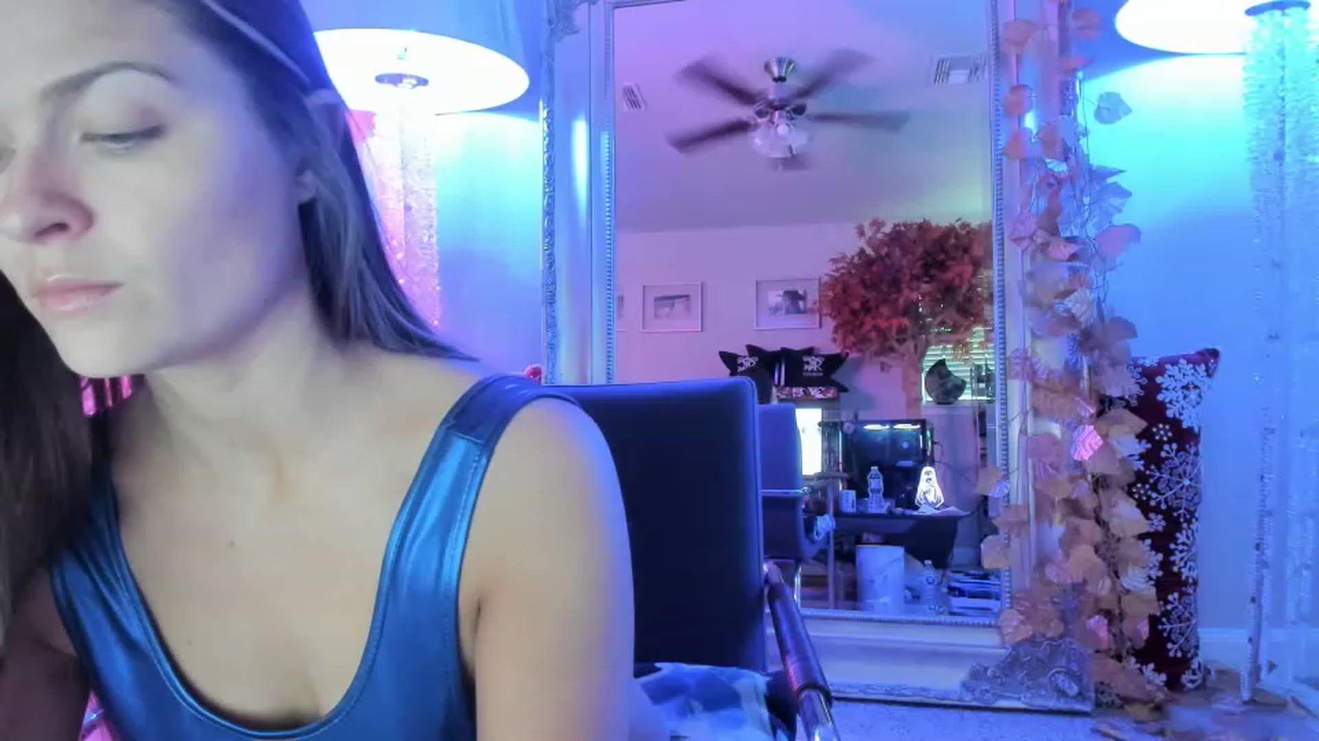 Gallery image thumbnail from Serina_'s myfreecams stream on, 12/28/2022, 15:14 image 1 of 20