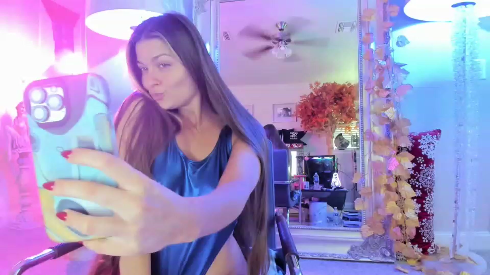 Gallery image thumbnail from Serina_'s myfreecams stream on, 12/28/2022, 15:14 image 14 of 20