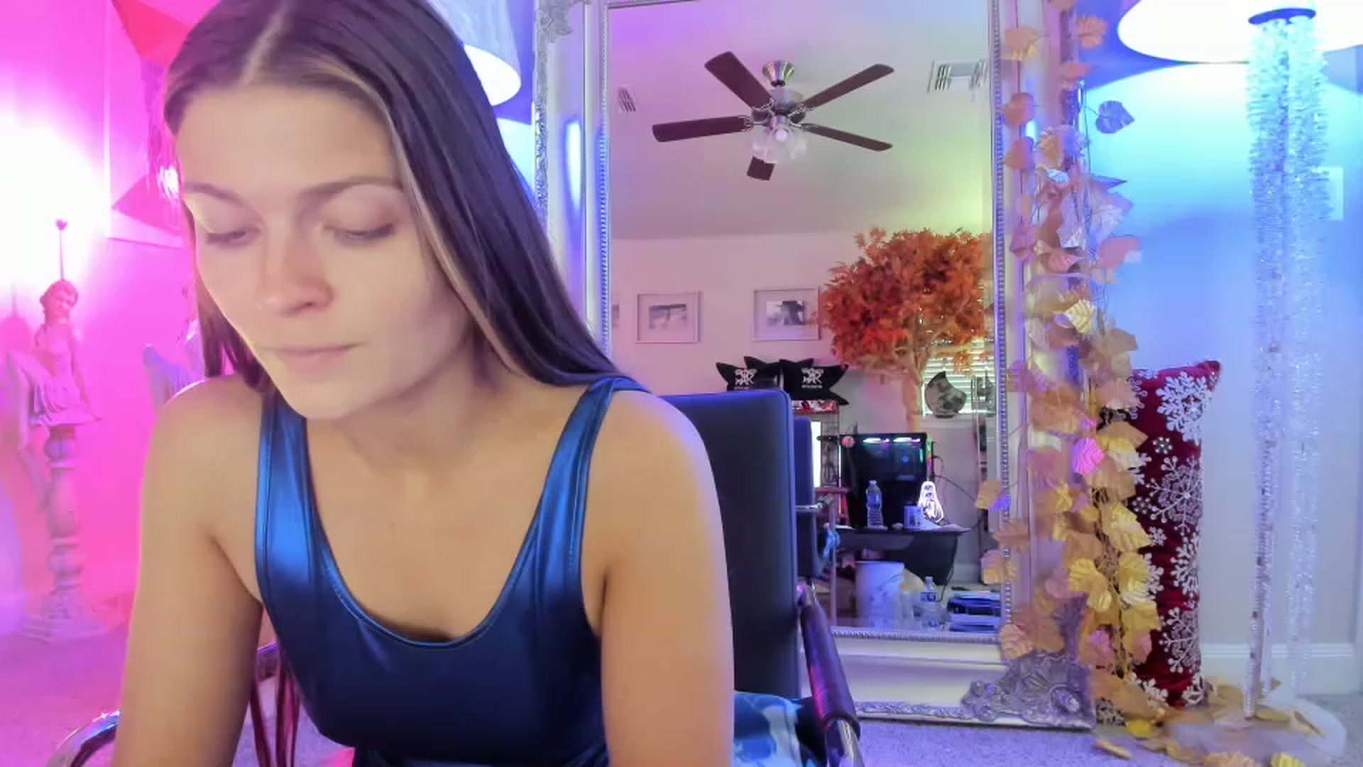 Gallery image thumbnail from Serina_'s myfreecams stream on, 12/28/2022, 16:19 image 1 of 20