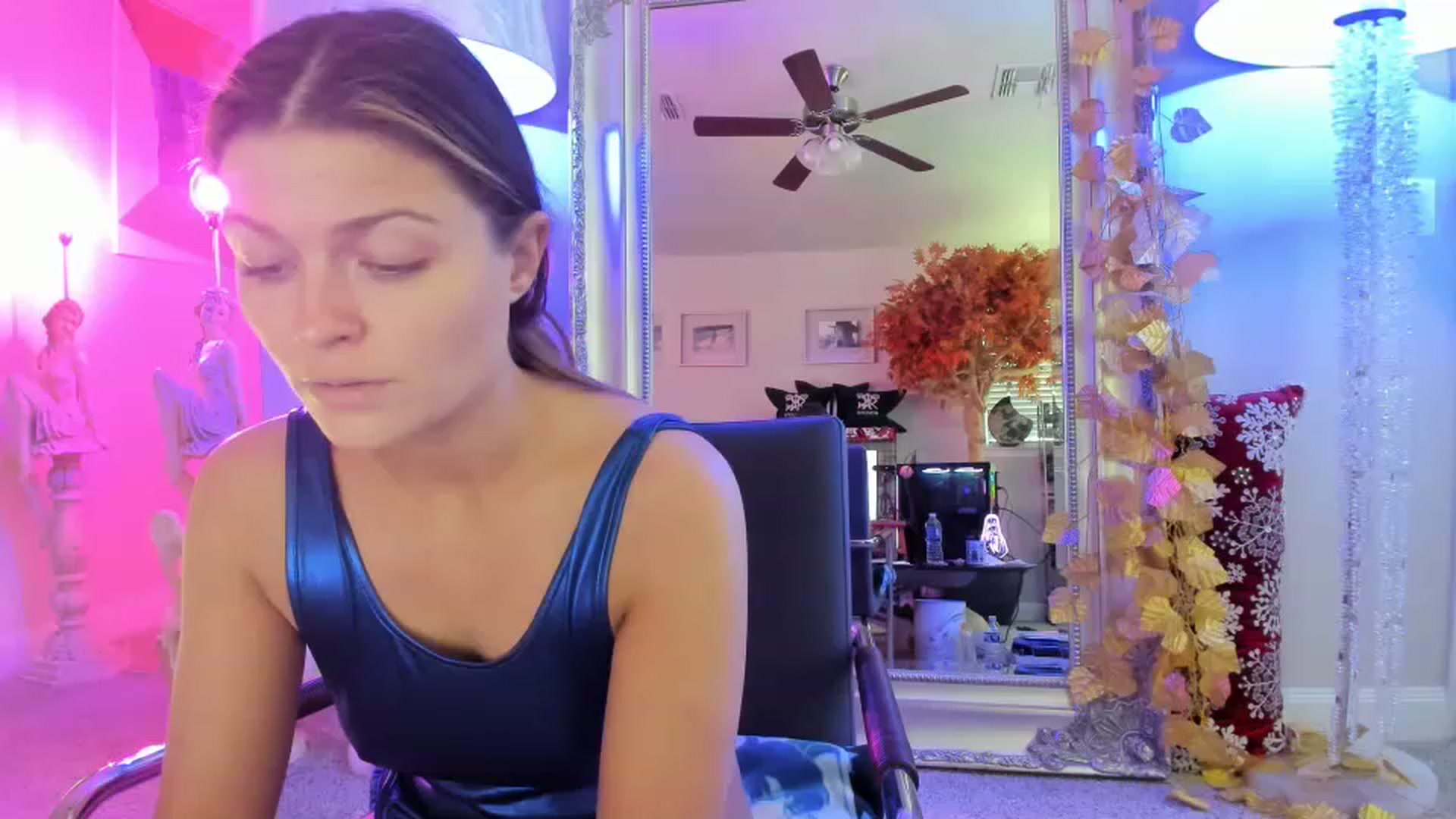 Gallery image thumbnail from Serina_'s myfreecams stream on, 12/28/2022, 16:19 image 9 of 20