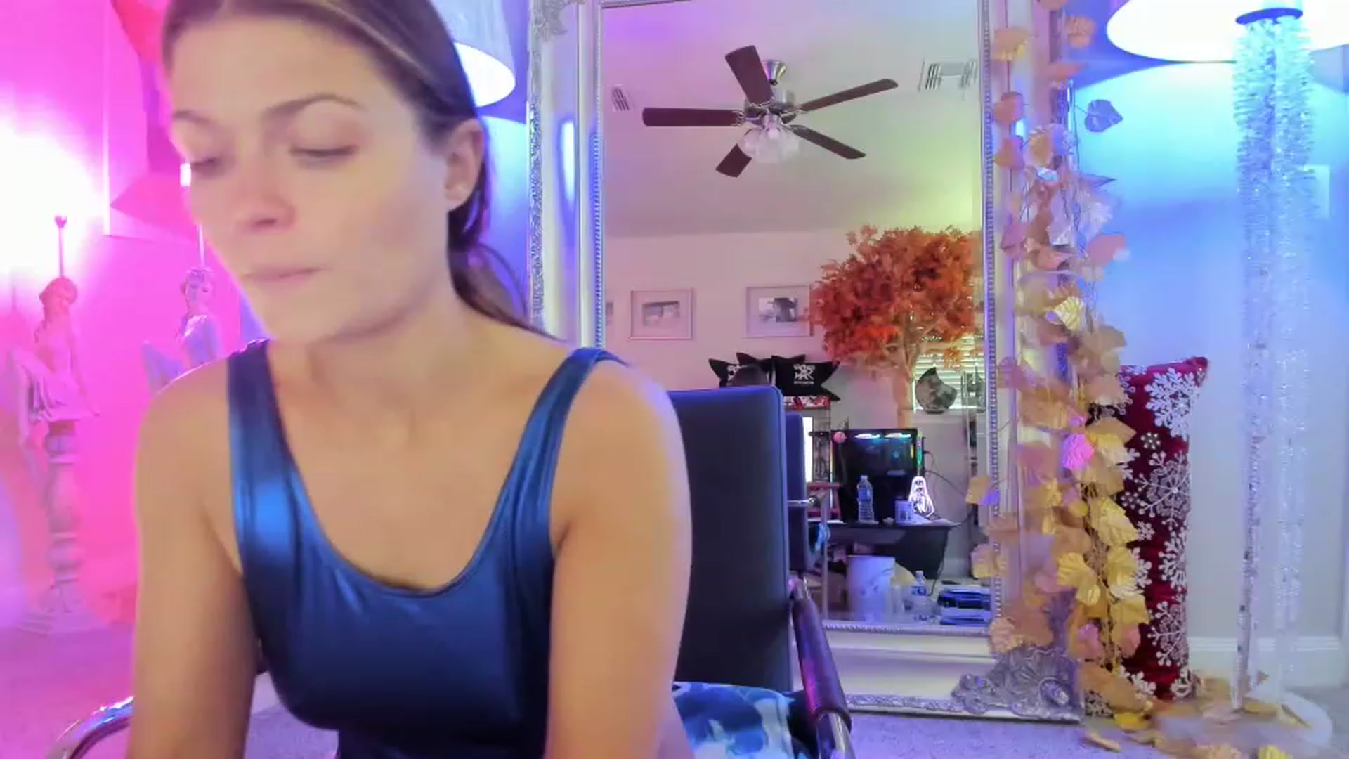 Gallery image thumbnail from Serina_'s myfreecams stream on, 12/28/2022, 16:19 image 8 of 20