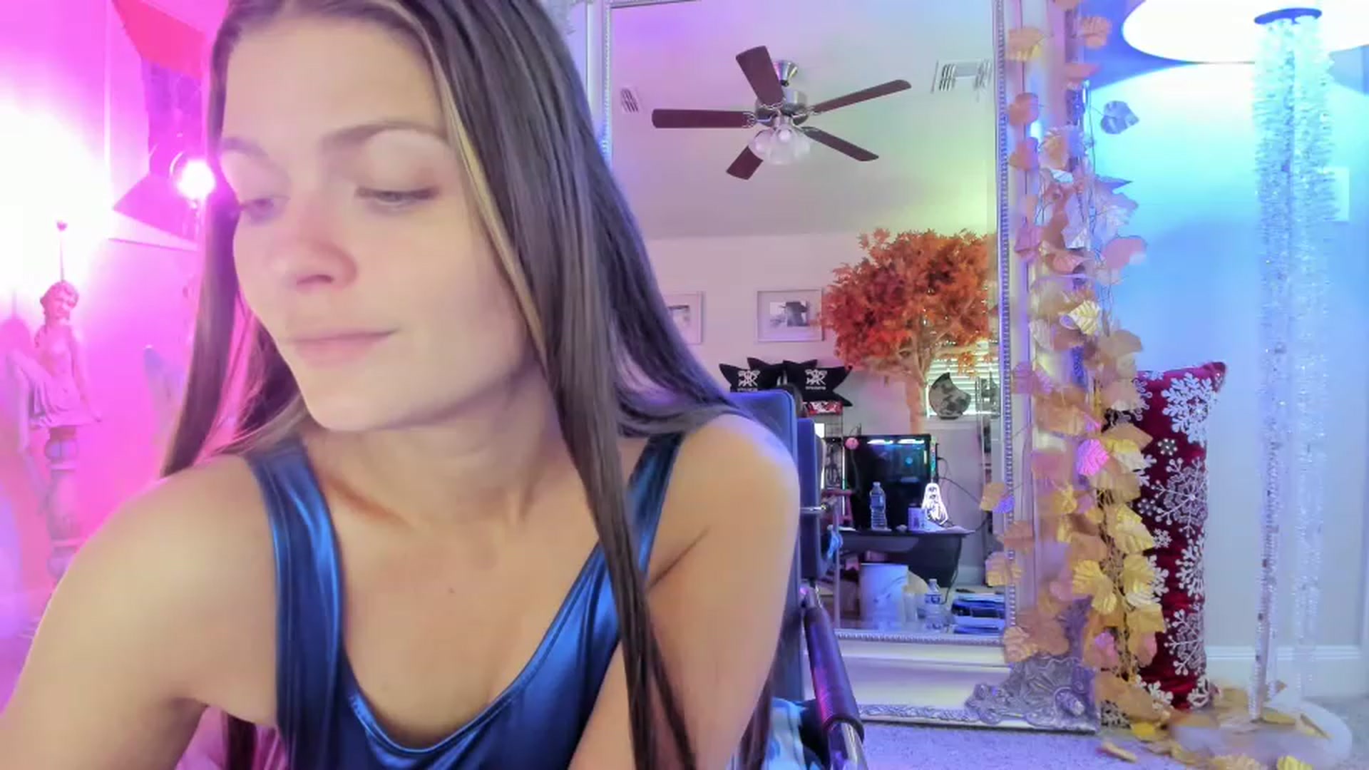 Gallery image thumbnail from Serina_'s myfreecams stream on, 12/28/2022, 16:19 image 2 of 20