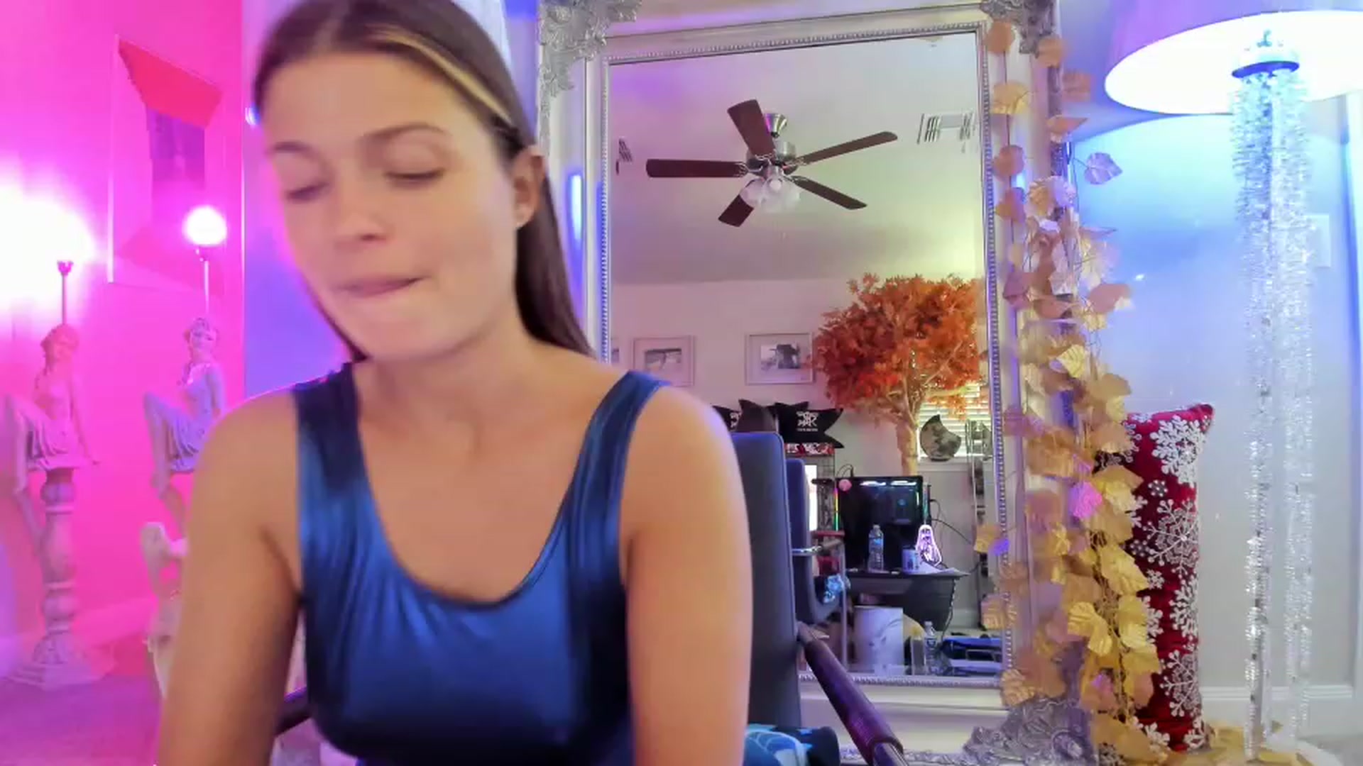 Gallery image thumbnail from Serina_'s myfreecams stream on, 12/28/2022, 21:03 image 8 of 20