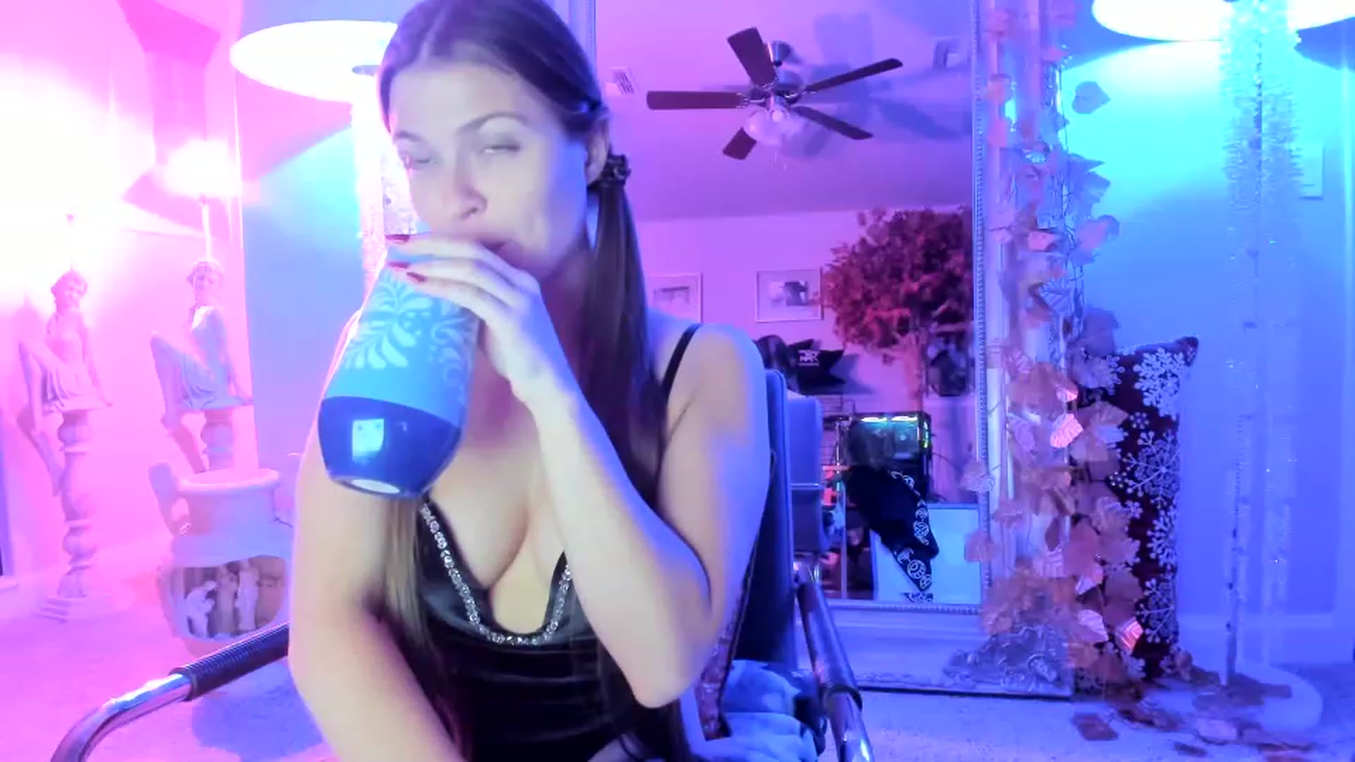 Gallery image thumbnail from Serina_'s myfreecams stream on, 01/01/2023, 01:31 image 4 of 20