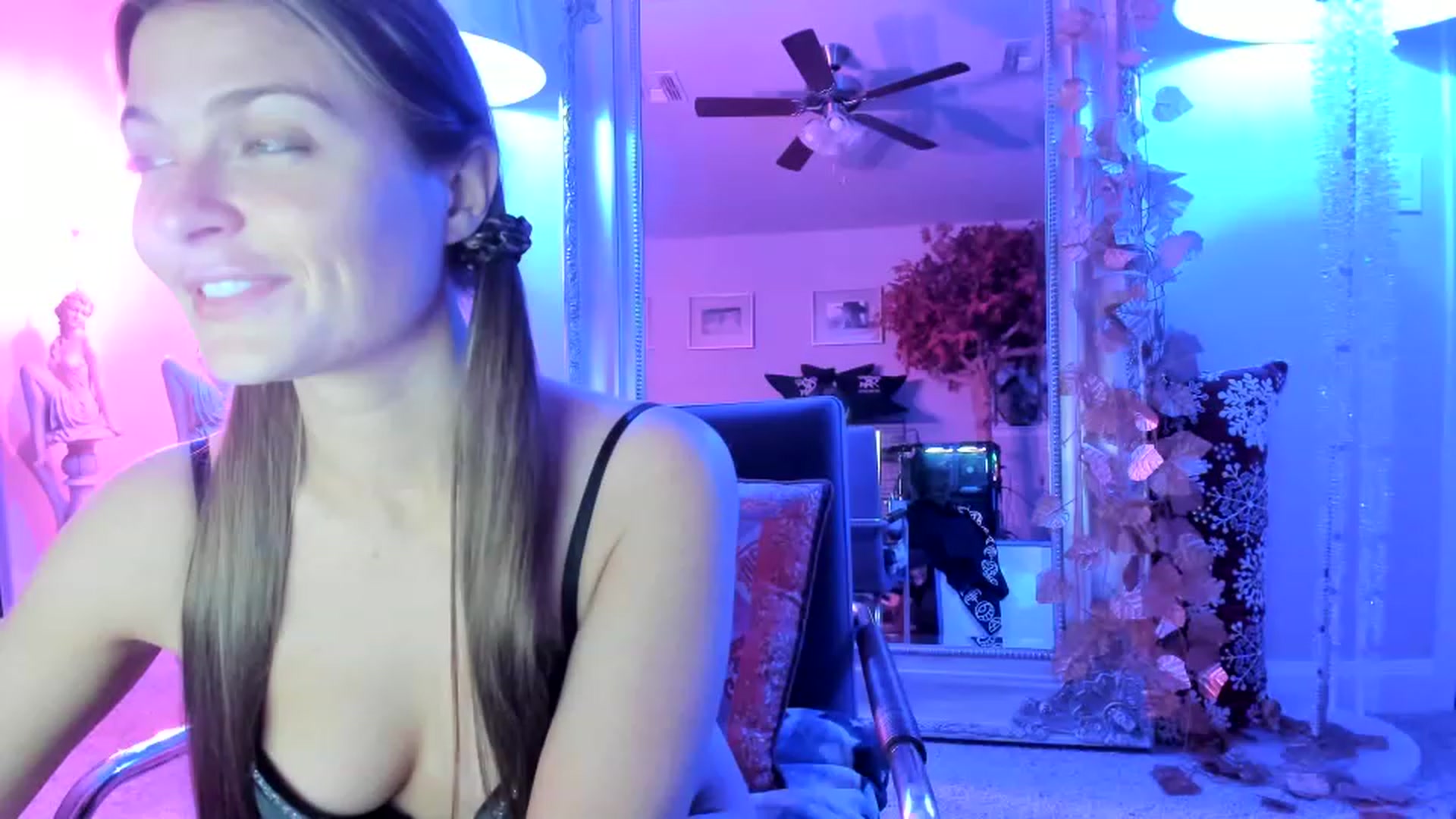 Gallery image thumbnail from Serina_'s myfreecams stream on, 01/01/2023, 01:31 image 3 of 20
