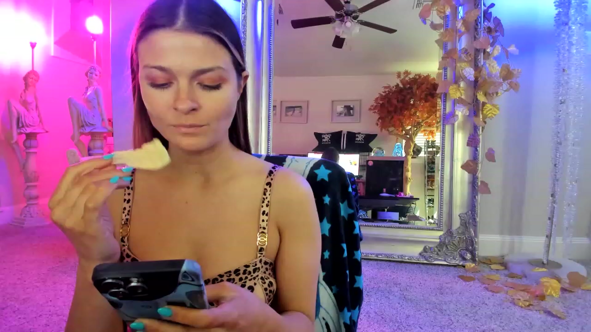 Gallery image thumbnail from Serina_'s myfreecams stream on, 02/22/2023, 19:14 image 11 of 20
