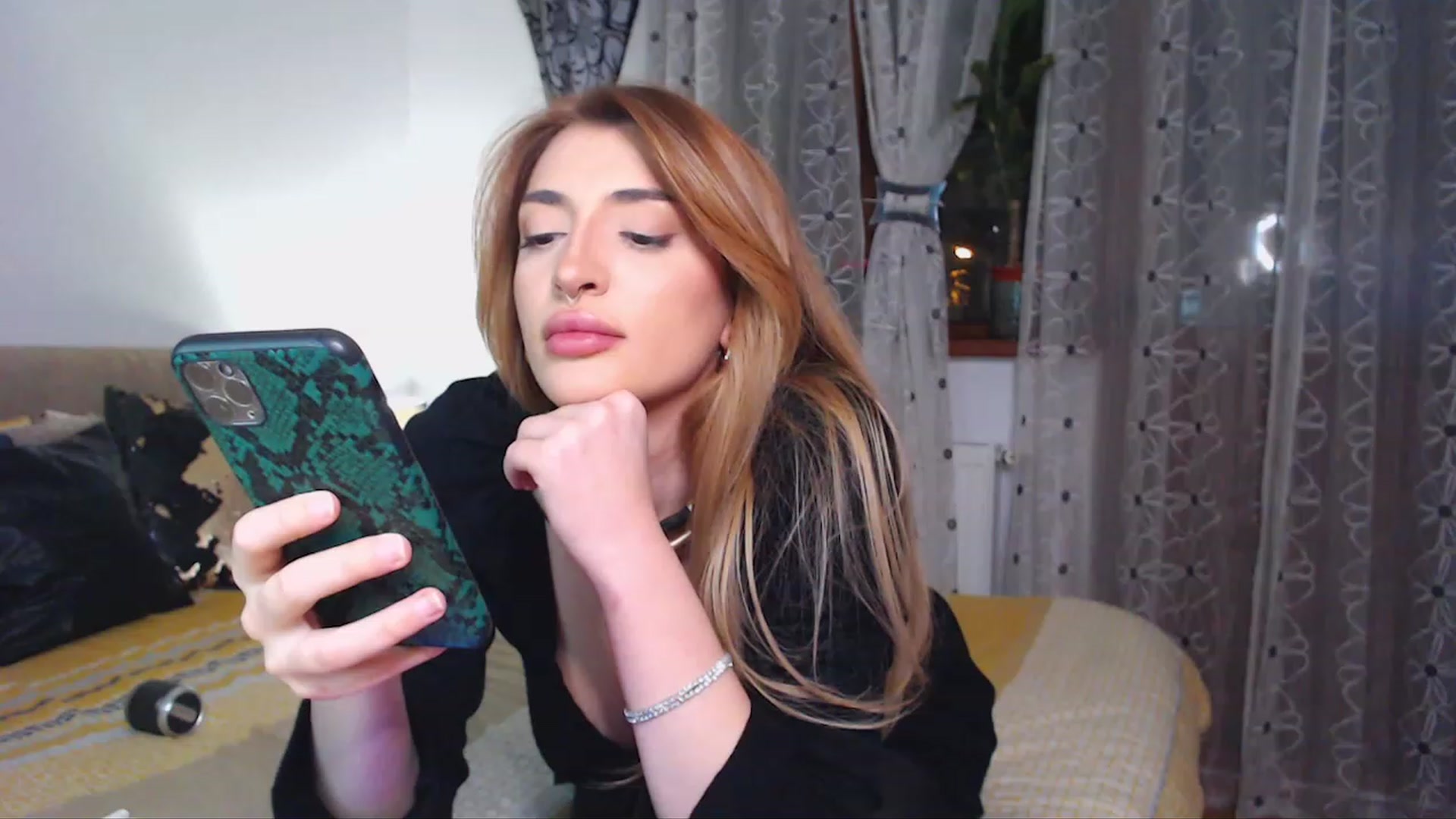 Gallery image thumbnail from Serotonyne_'s myfreecams stream on, 12/03/2022, 24:04 image 19 of 20