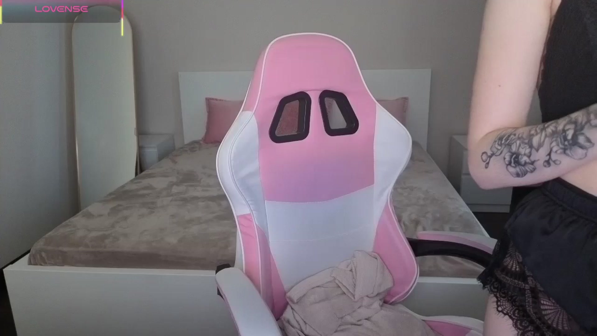 Gallery image thumbnail from Serphelia's myfreecams stream on, 04/29/2026, 19:04 image 6 of 20