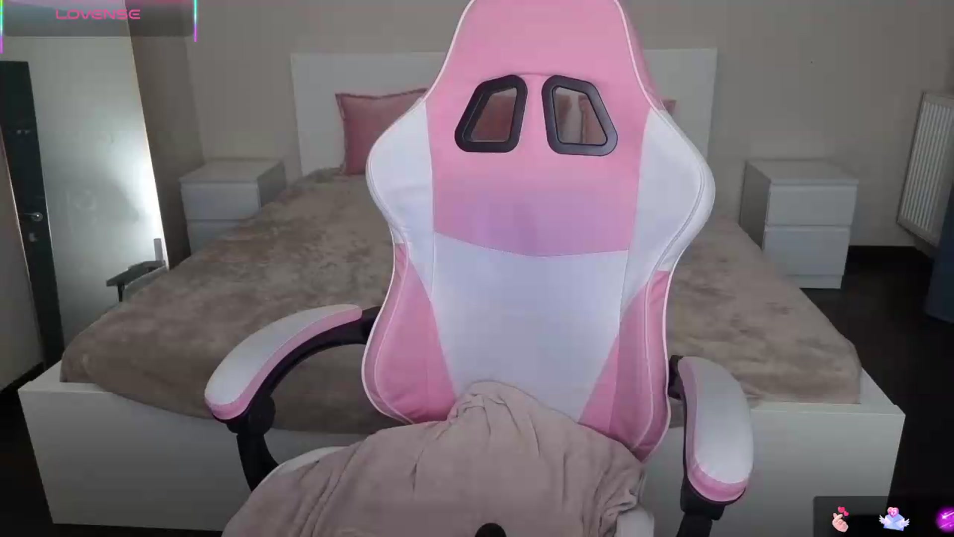 Gallery image thumbnail from Serphelia's myfreecams stream on, 05/19/2026, 24:01 image 18 of 20