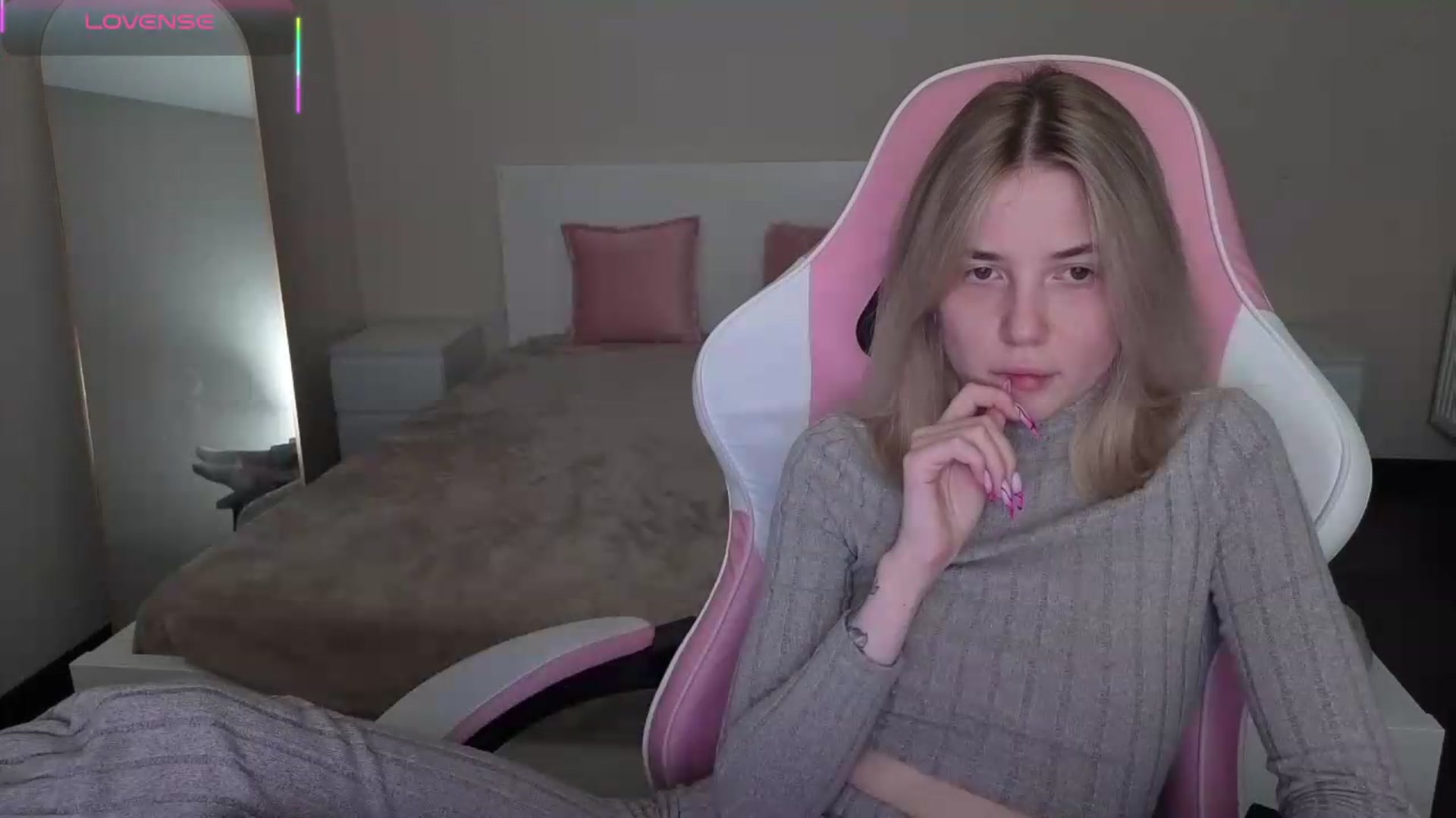 Gallery image thumbnail from Serphelia's myfreecams stream on, 05/19/2026, 24:01 image 3 of 20