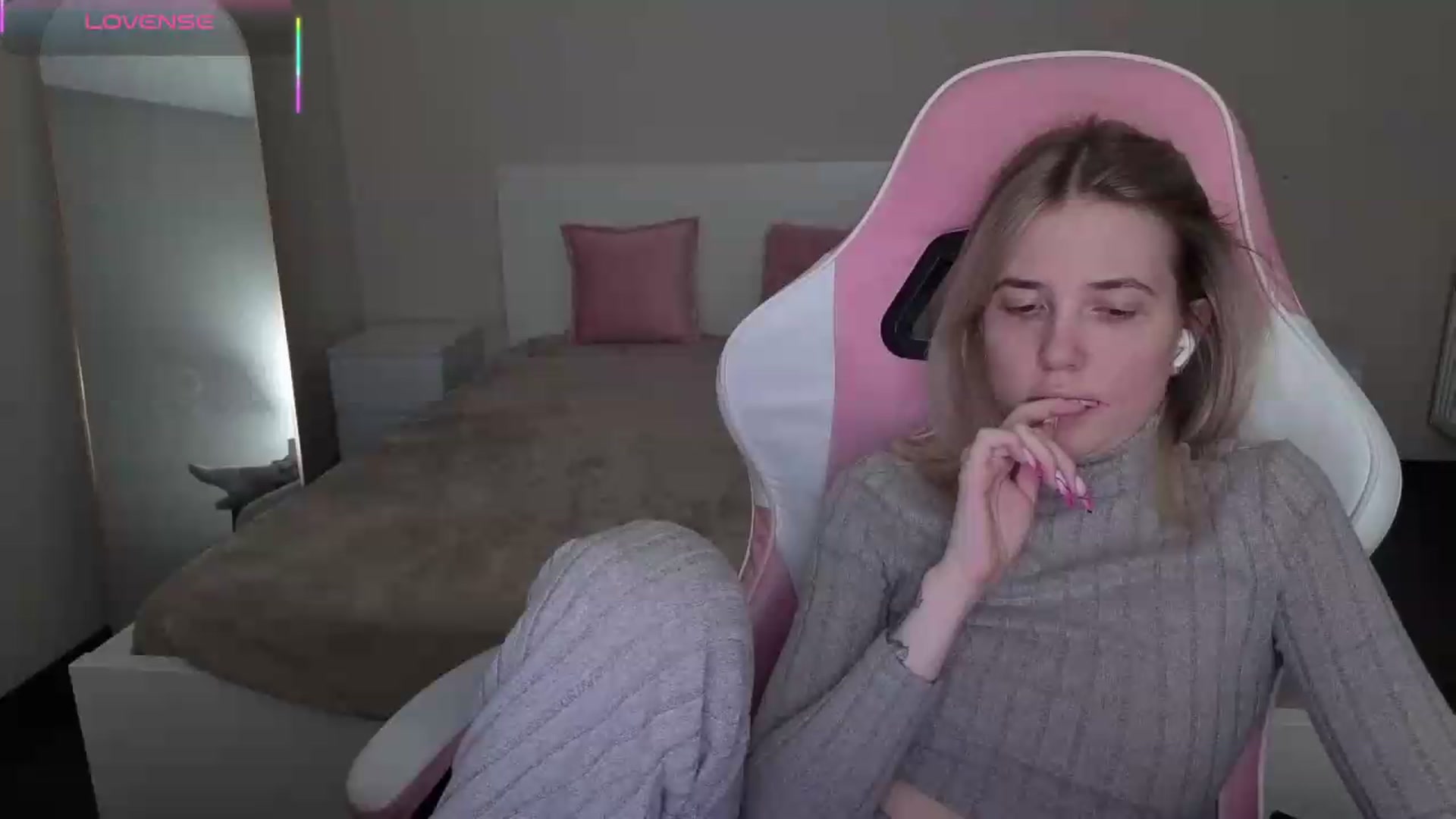 Gallery image thumbnail from Serphelia's myfreecams stream on, 05/19/2026, 24:01 image 7 of 20
