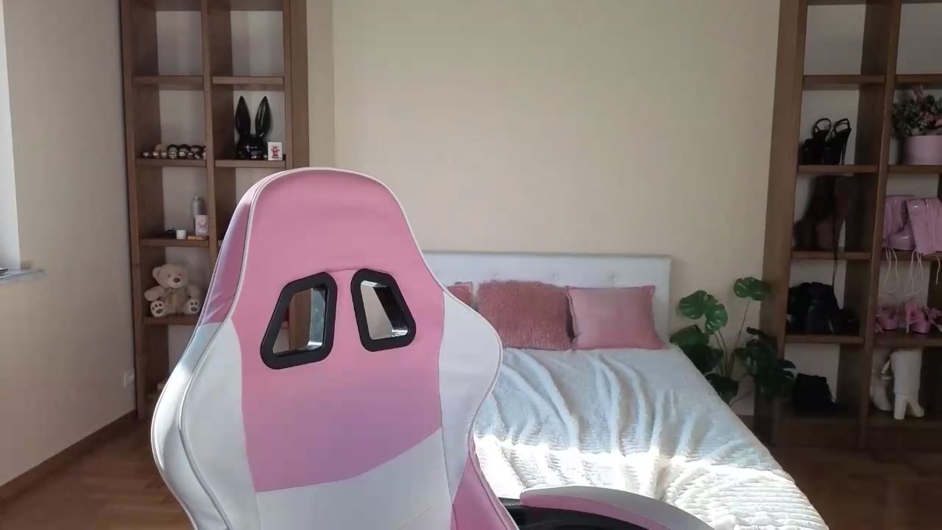 Gallery image thumbnail from Serphelia's myfreecams stream on, 08/06/2026, 16:29 image 6 of 20