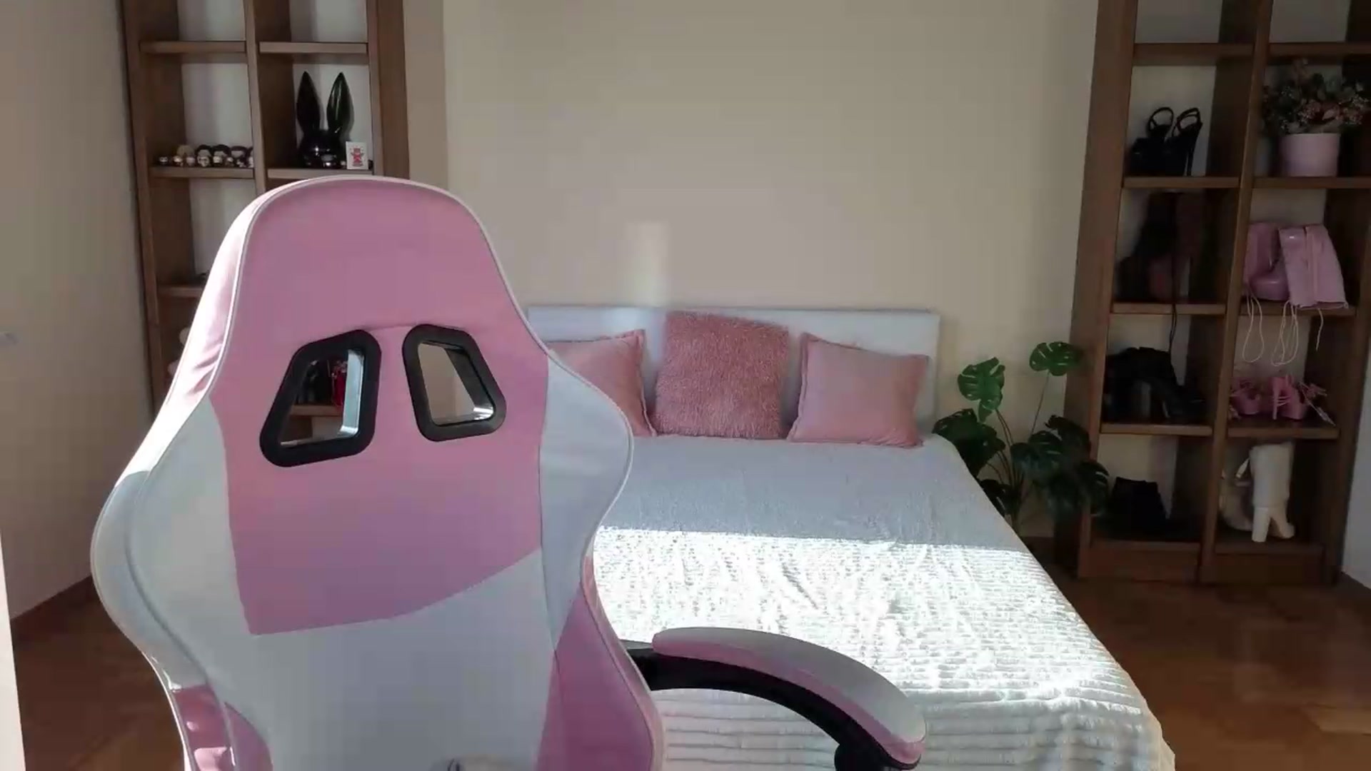 Gallery image thumbnail from Serphelia's myfreecams stream on, 08/08/2026, 17:29 image 9 of 20