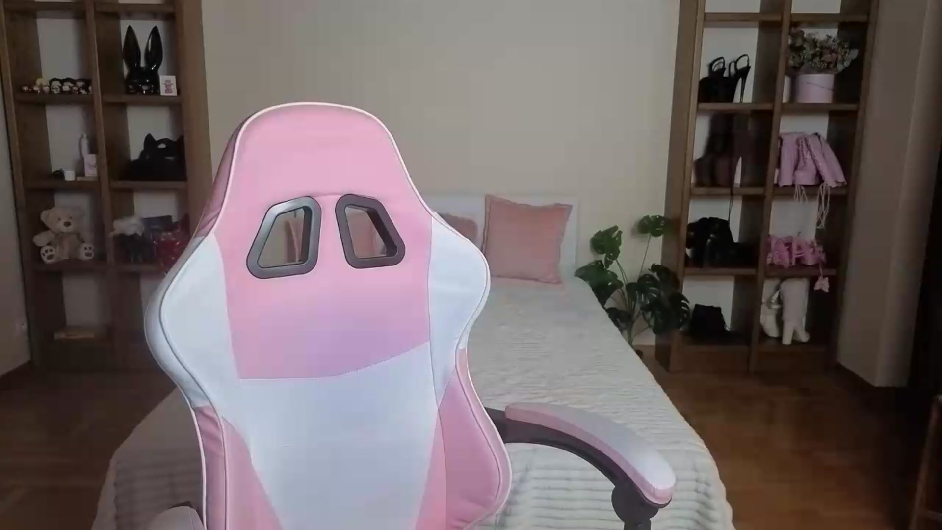 Gallery image thumbnail from Serphelia's myfreecams stream on, 08/18/2026, 23:35 image 17 of 20
