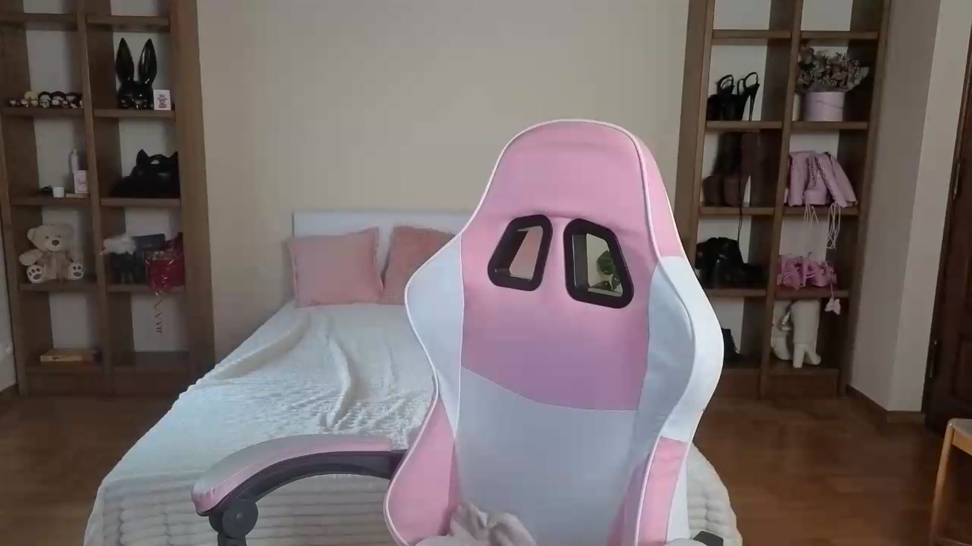Gallery image thumbnail from Serphelia's myfreecams stream on, 08/19/2026, 16:37 image 18 of 20