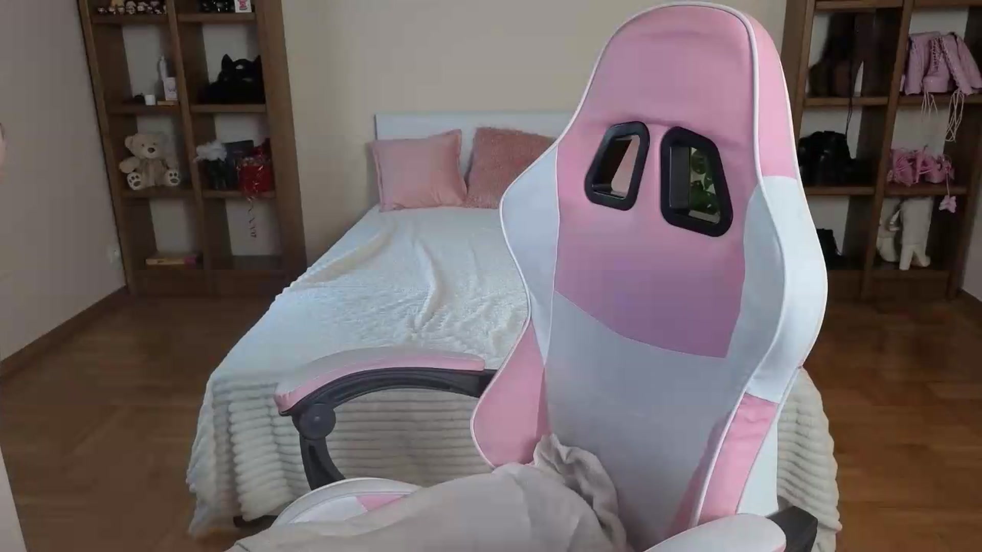 Gallery image thumbnail from Serphelia's myfreecams stream on, 08/19/2026, 16:37 image 16 of 20