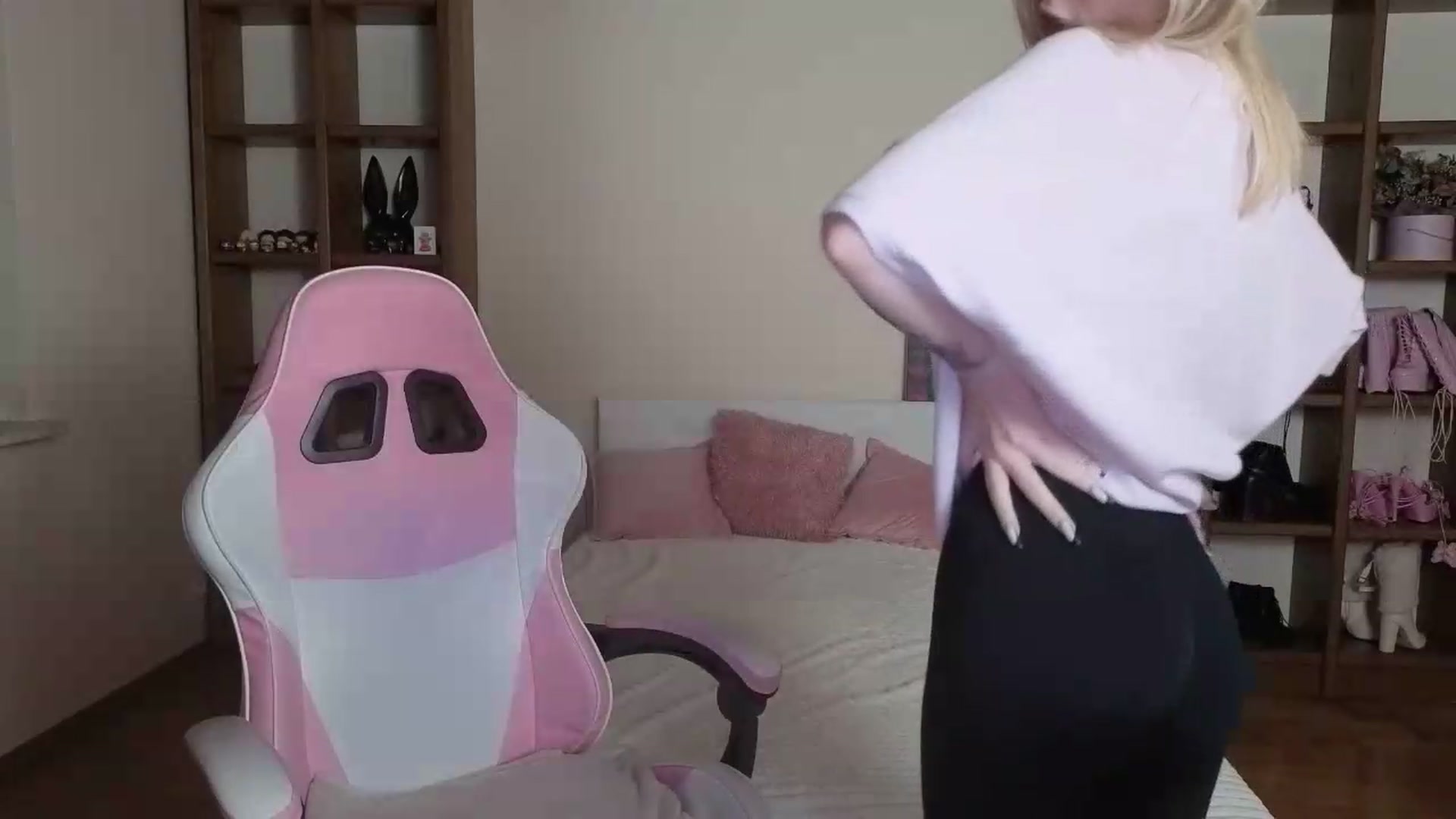 Gallery image thumbnail from Serphelia's myfreecams stream on, 08/27/2026, 19:36 image 4 of 20