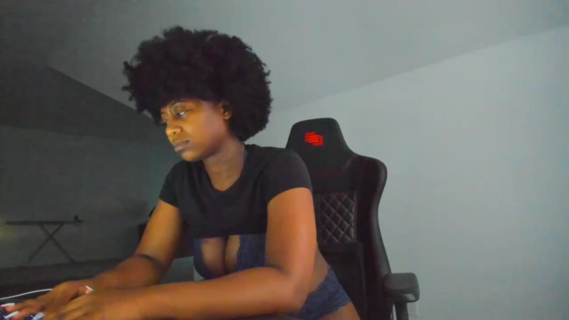 Gallery image thumbnail from Seven's myfreecams stream on, 02/07/2023, 24:12 image 9 of 20