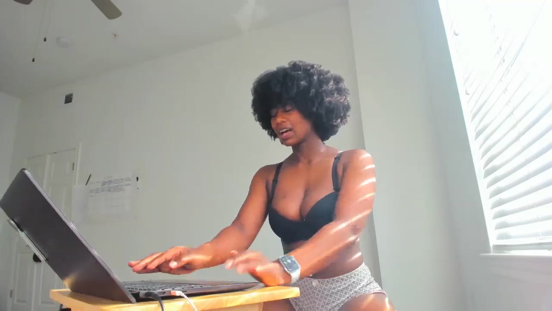 Gallery image thumbnail from Seven's myfreecams stream on, 10/21/2023, 21:57 image 9 of 20
