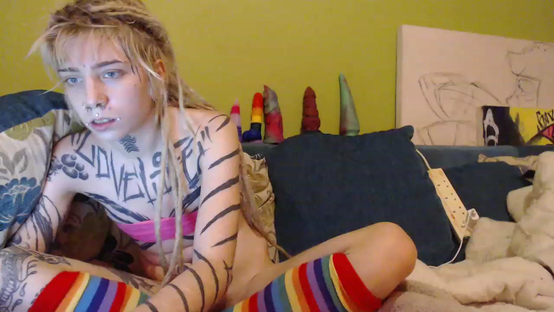 Gallery image thumbnail from Sewerslut's myfreecams stream on, 12/19/2022, 16:49 image 18 of 20