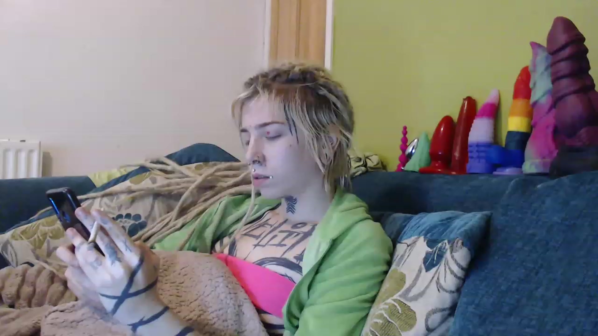 Gallery image thumbnail from Sewerslut's myfreecams stream on, 12/20/2022, 19:12 image 15 of 20