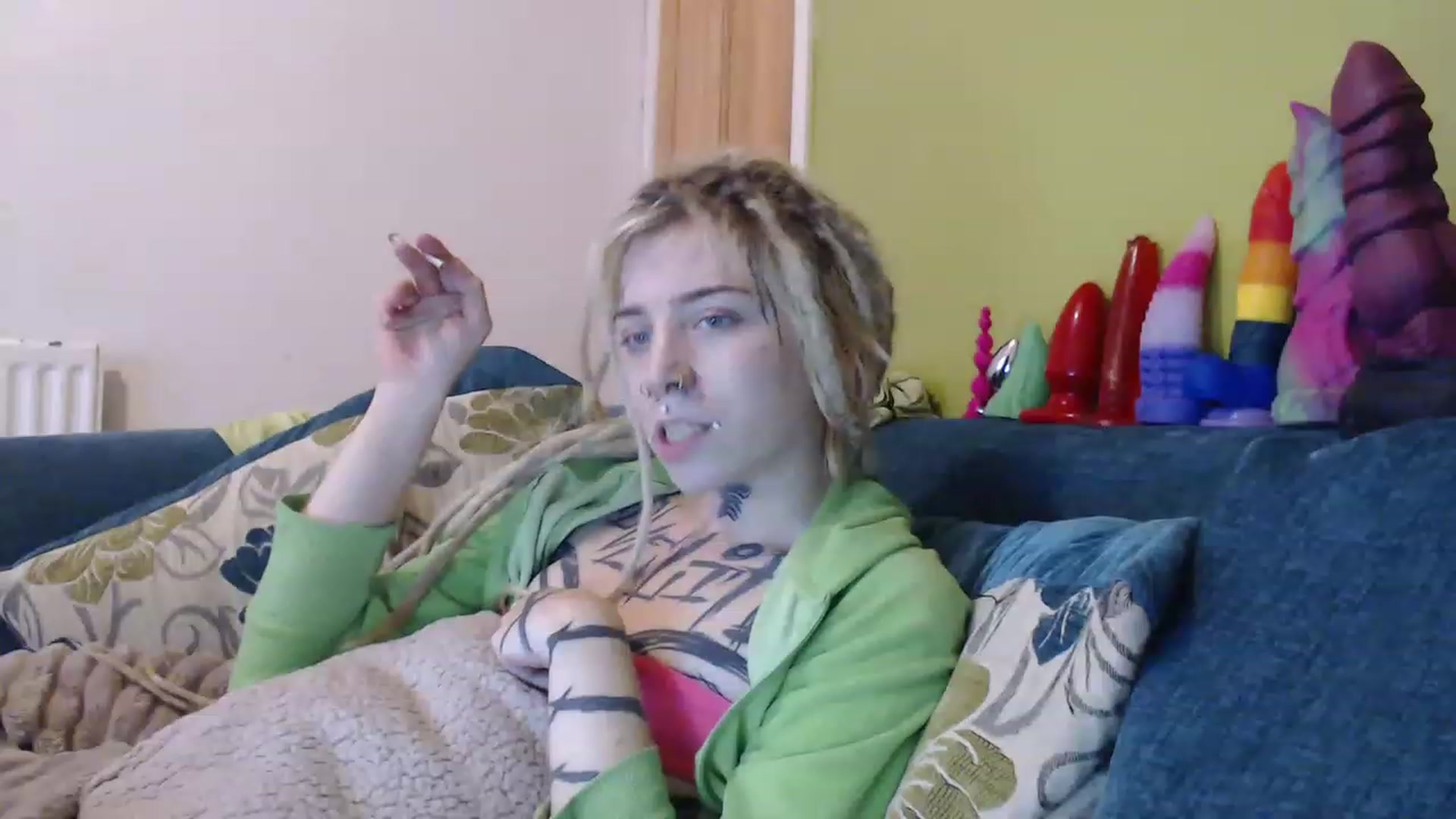 Gallery image thumbnail from Sewerslut's myfreecams stream on, 12/20/2022, 19:12 image 17 of 20