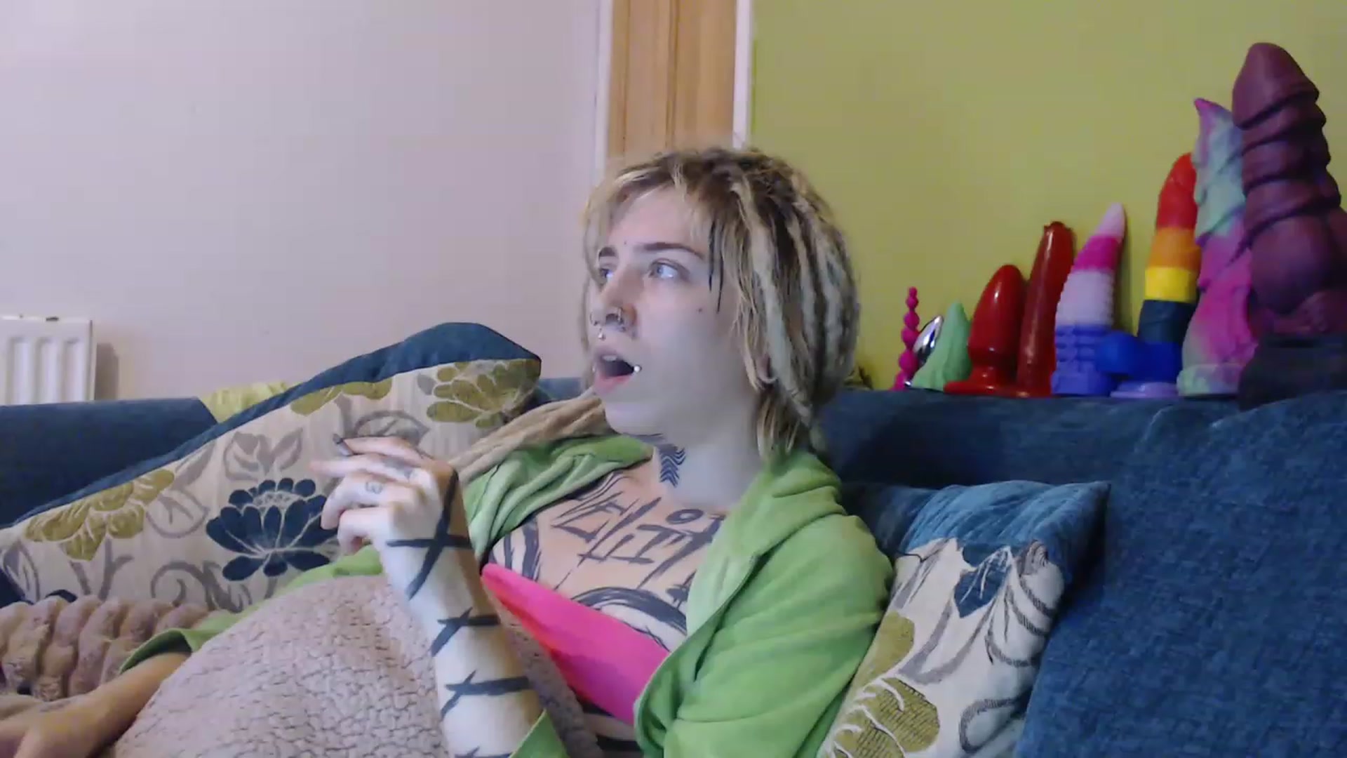 Gallery image thumbnail from Sewerslut's myfreecams stream on, 12/20/2022, 19:12 image 19 of 20