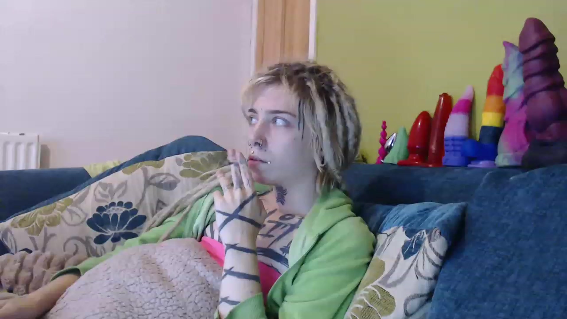 Gallery image thumbnail from Sewerslut's myfreecams stream on, 12/20/2022, 19:12 image 18 of 20