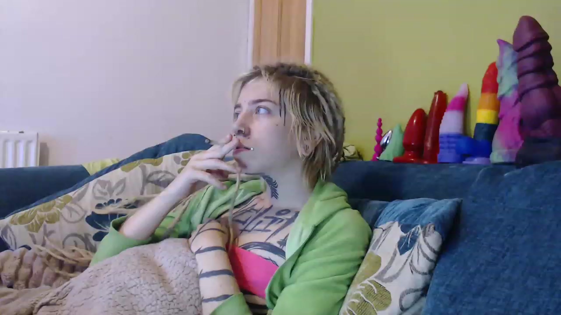 Gallery image thumbnail from Sewerslut's myfreecams stream on, 12/20/2022, 19:12 image 16 of 20