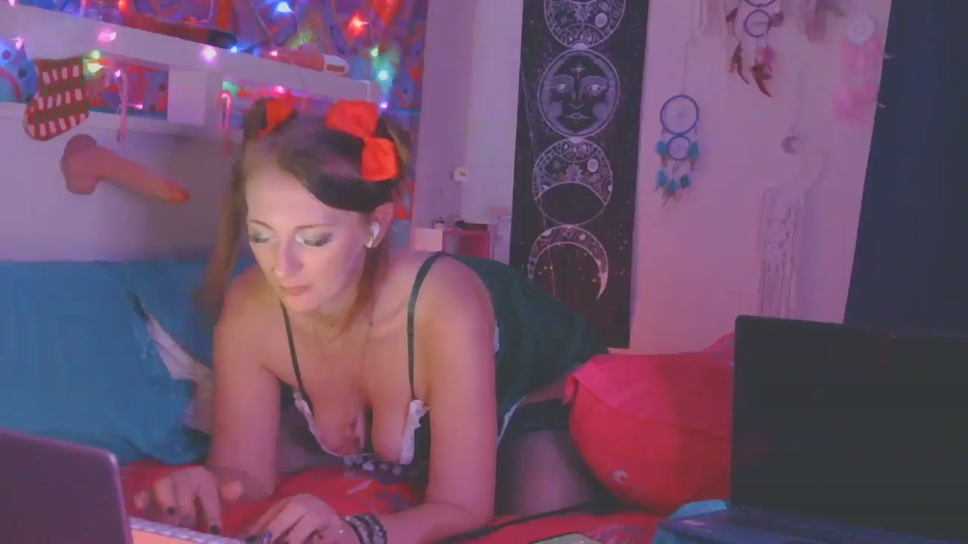 Gallery image thumbnail from SexxJunkiee's myfreecams stream on, 12/26/2024, 08:01 image 10 of 20