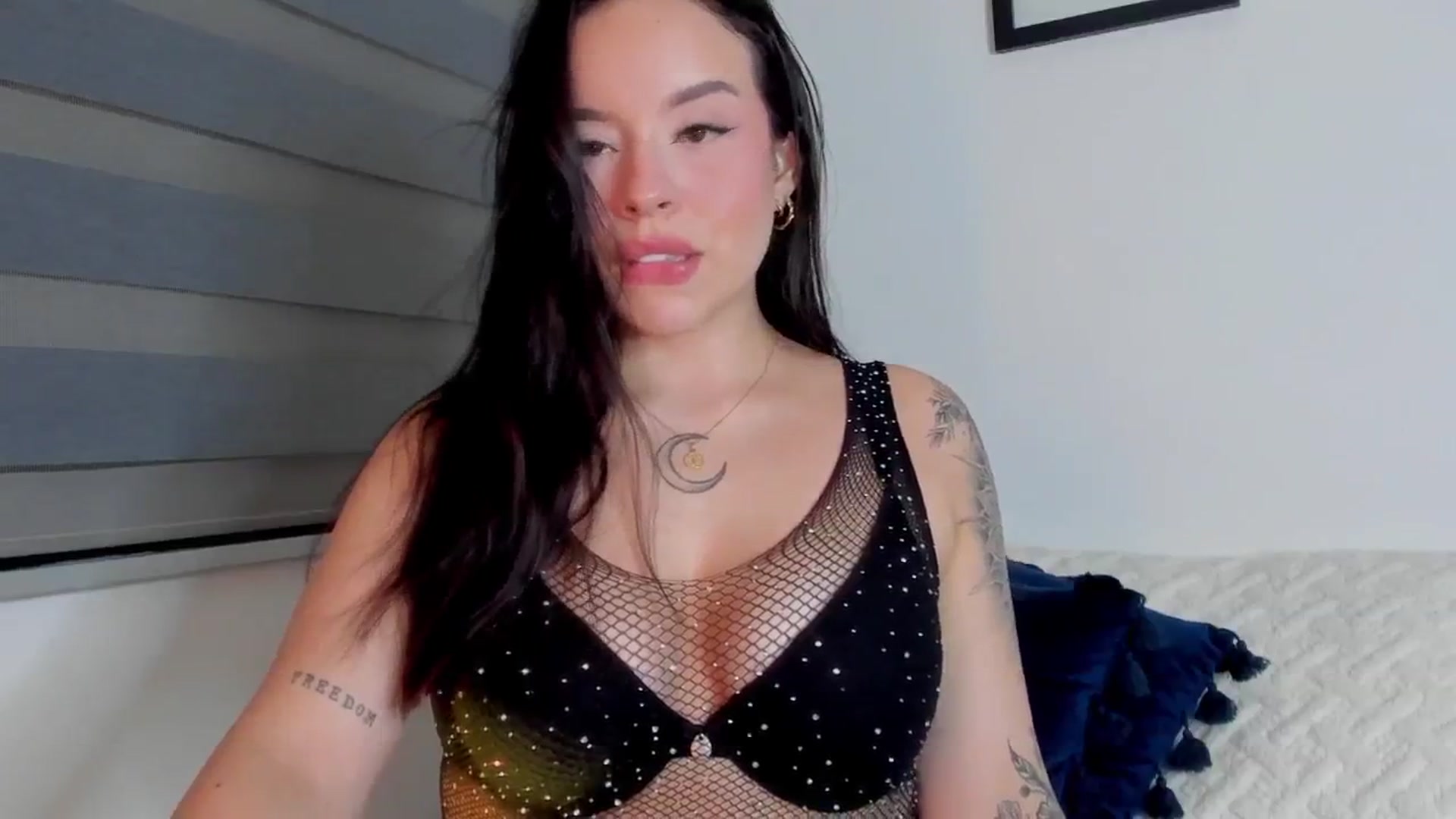 Gallery image thumbnail from Sexxygirl18x's myfreecams stream on, 05/27/2024, 24:02 image 17 of 20