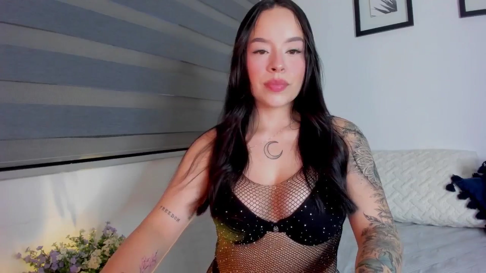 Gallery image thumbnail from Sexxygirl18x's myfreecams stream on, 05/27/2024, 24:02 image 6 of 20