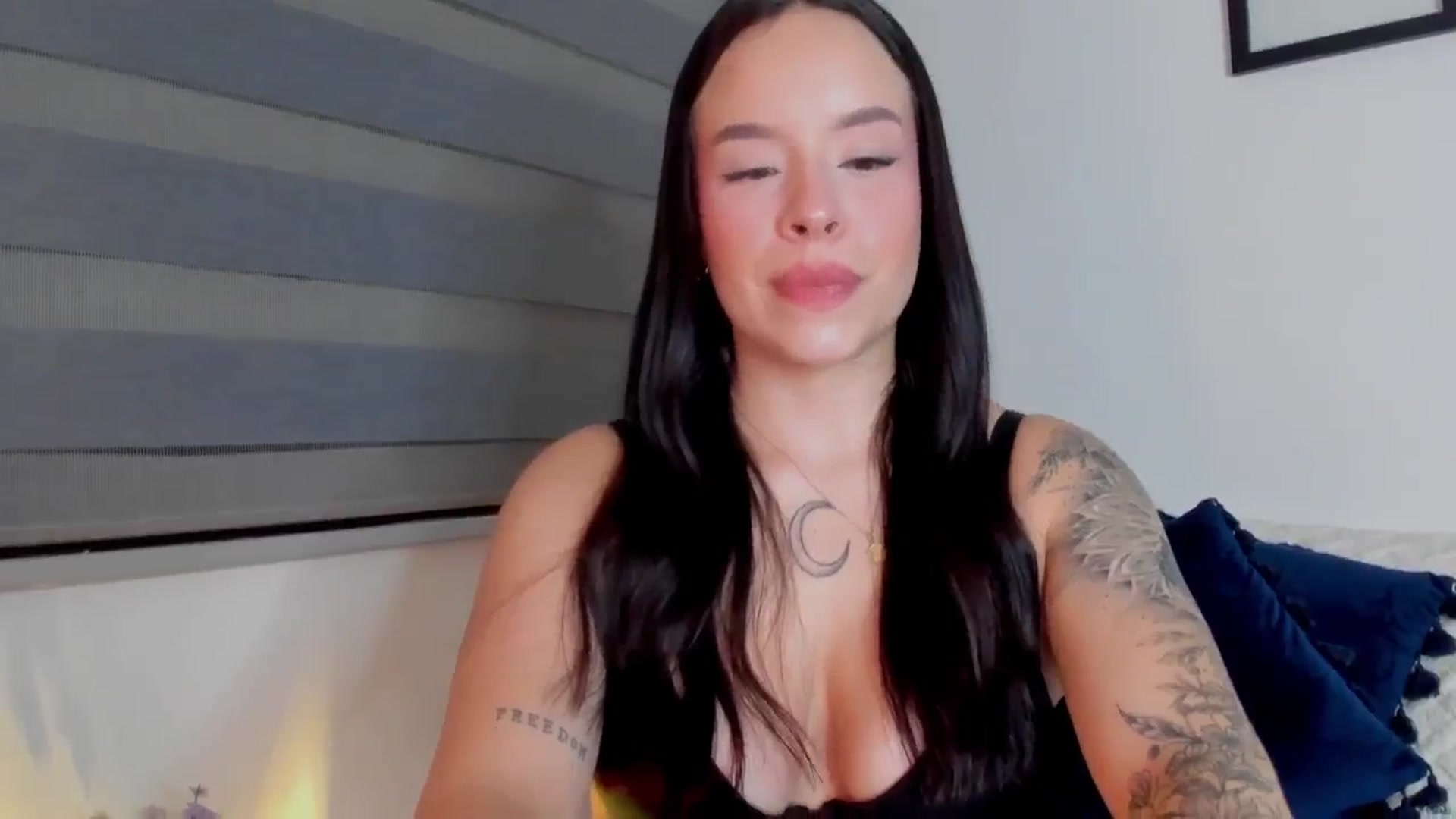 Gallery image thumbnail from Sexxygirl18x's myfreecams stream on, 05/27/2024, 24:57 image 15 of 20