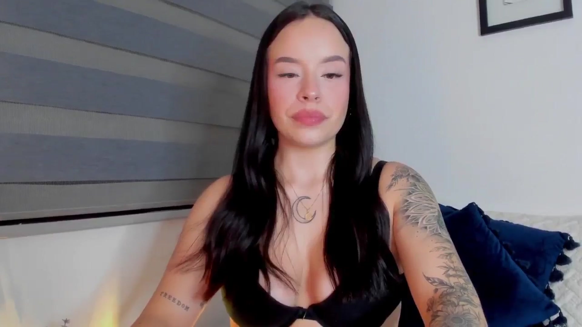 Gallery image thumbnail from Sexxygirl18x's myfreecams stream on, 05/27/2024, 24:57 image 13 of 20
