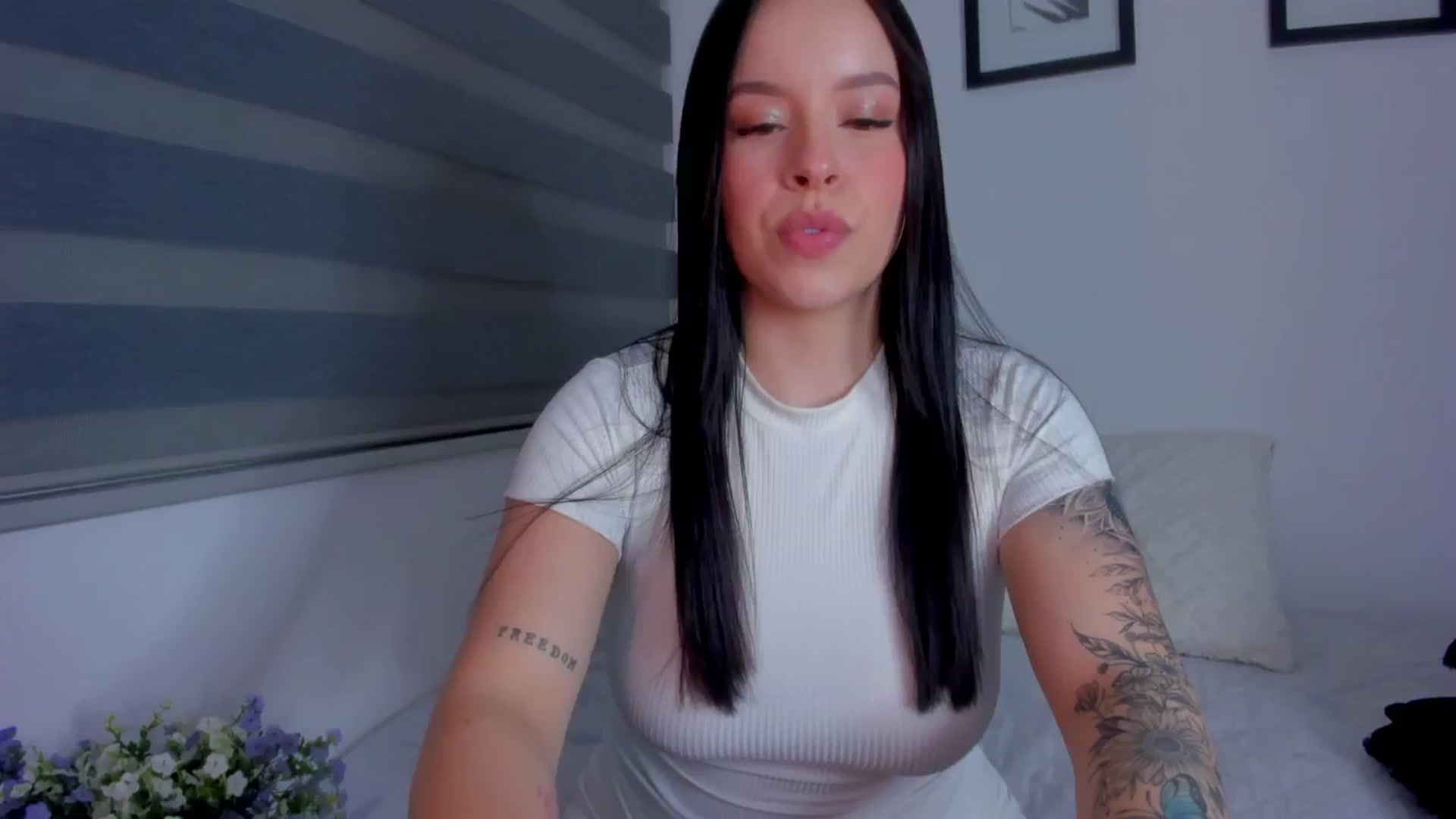 Gallery image thumbnail from Sexxygirl18x's myfreecams stream on, 06/19/2024, 02:00 image 14 of 20