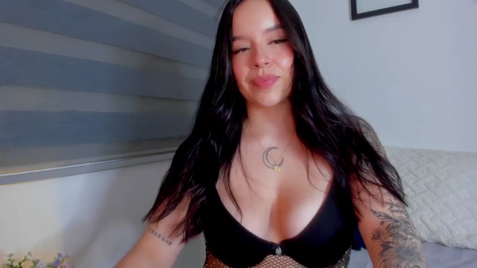 Gallery image thumbnail from Sexxygirl18x's myfreecams stream on, 06/30/2024, 24:57 image 17 of 20