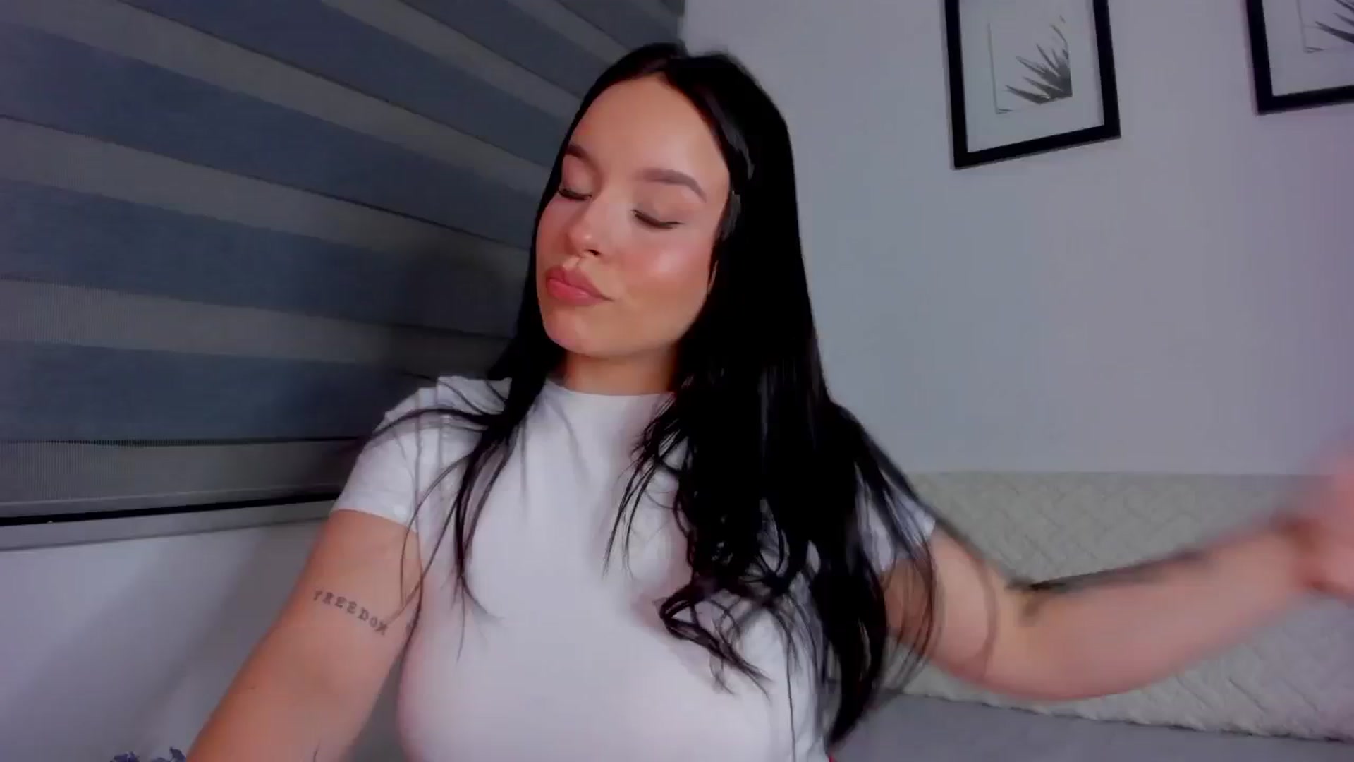 Gallery image thumbnail from Sexxygirl18x's myfreecams stream on, 08/08/2024, 24:02 image 7 of 20