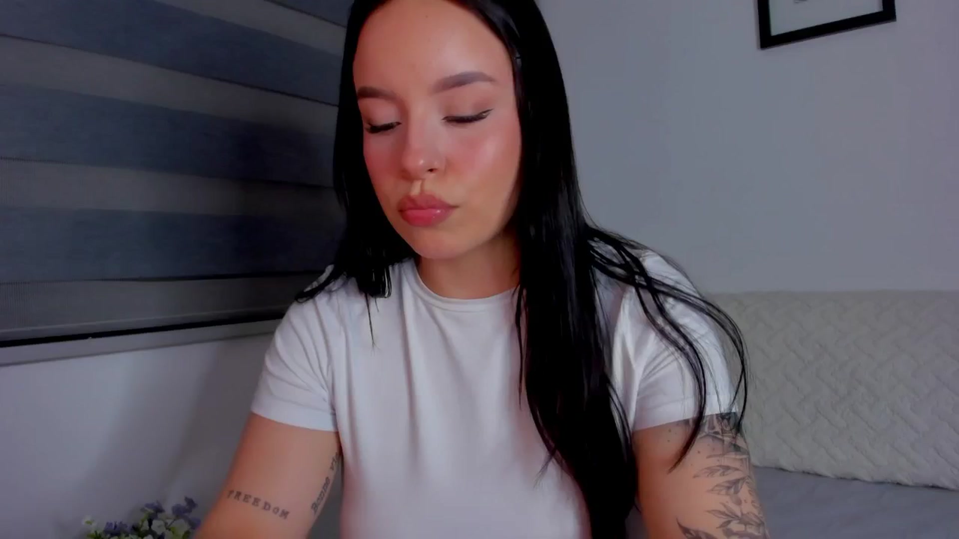 Gallery image thumbnail from Sexxygirl18x's myfreecams stream on, 08/08/2024, 24:44 image 2 of 20