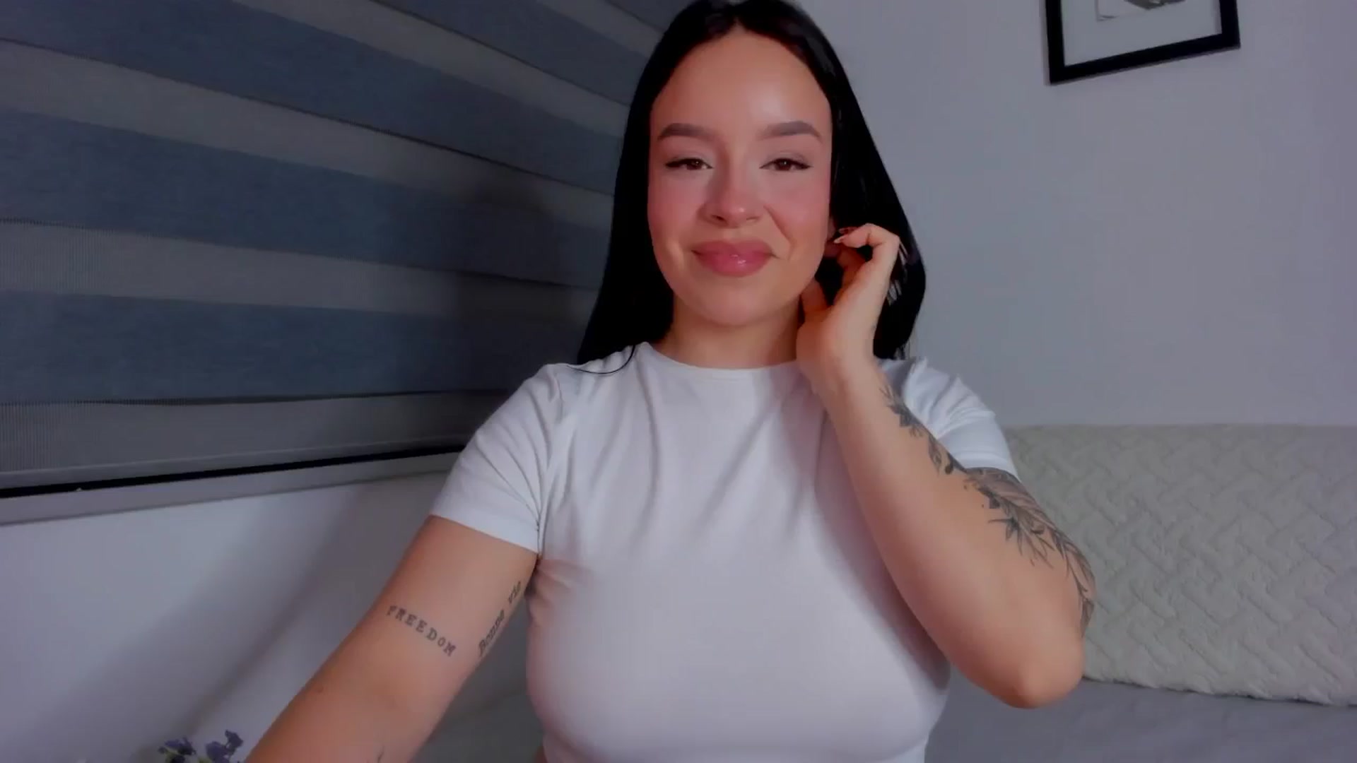 Gallery image thumbnail from Sexxygirl18x's myfreecams stream on, 08/08/2024, 24:44 image 13 of 20