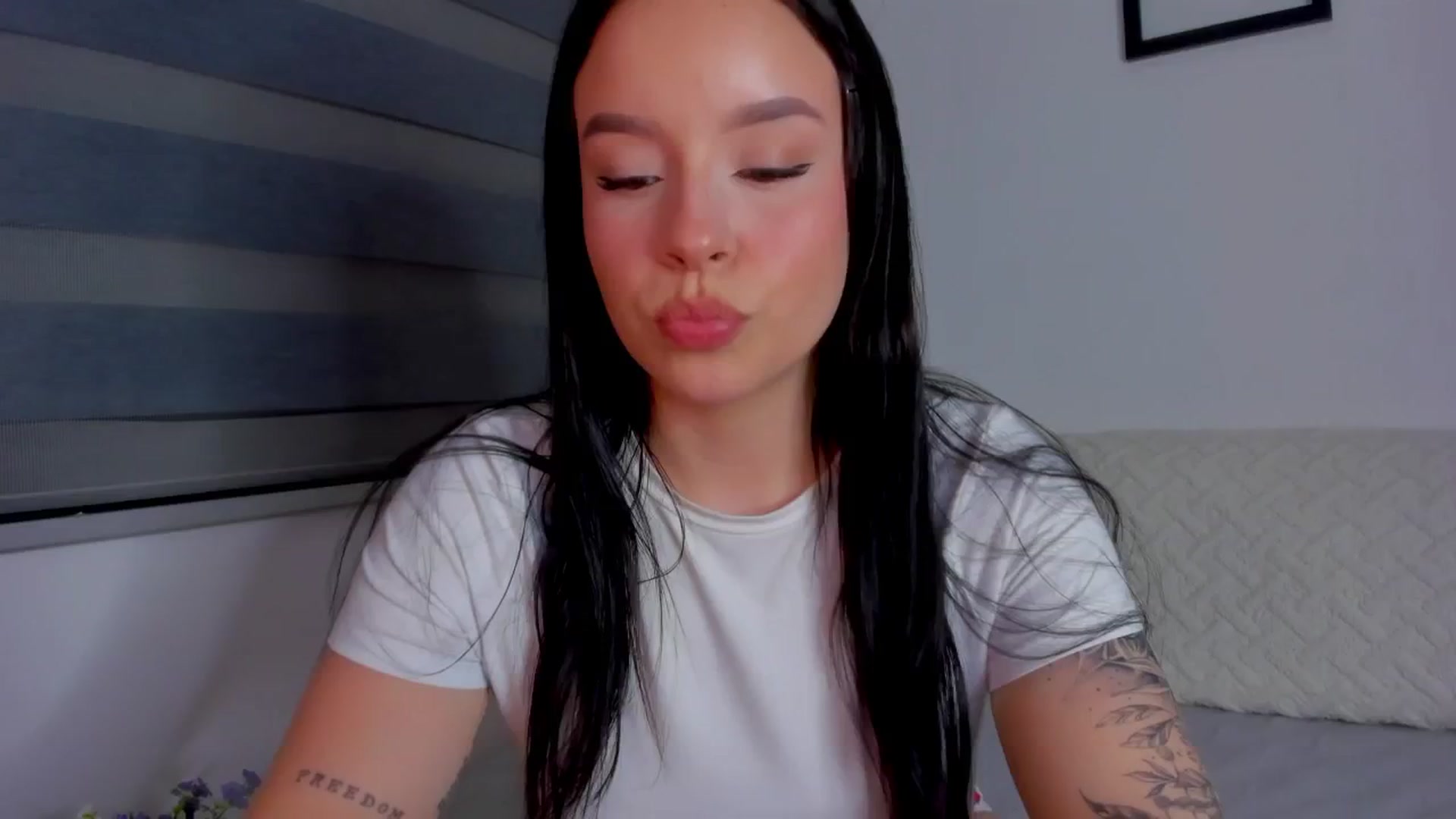 Gallery image thumbnail from Sexxygirl18x's myfreecams stream on, 08/08/2024, 24:44 image 18 of 20