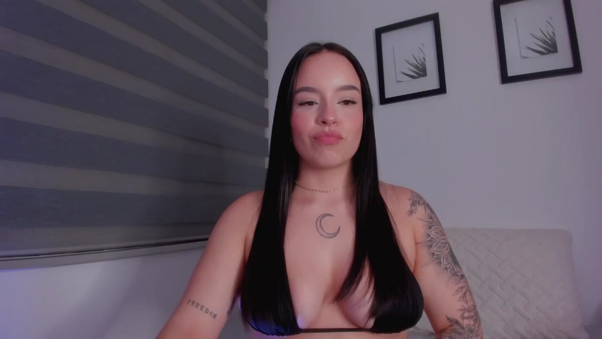 Gallery image thumbnail from Sexxygirl18x's myfreecams stream on, 08/12/2024, 24:36 image 11 of 20
