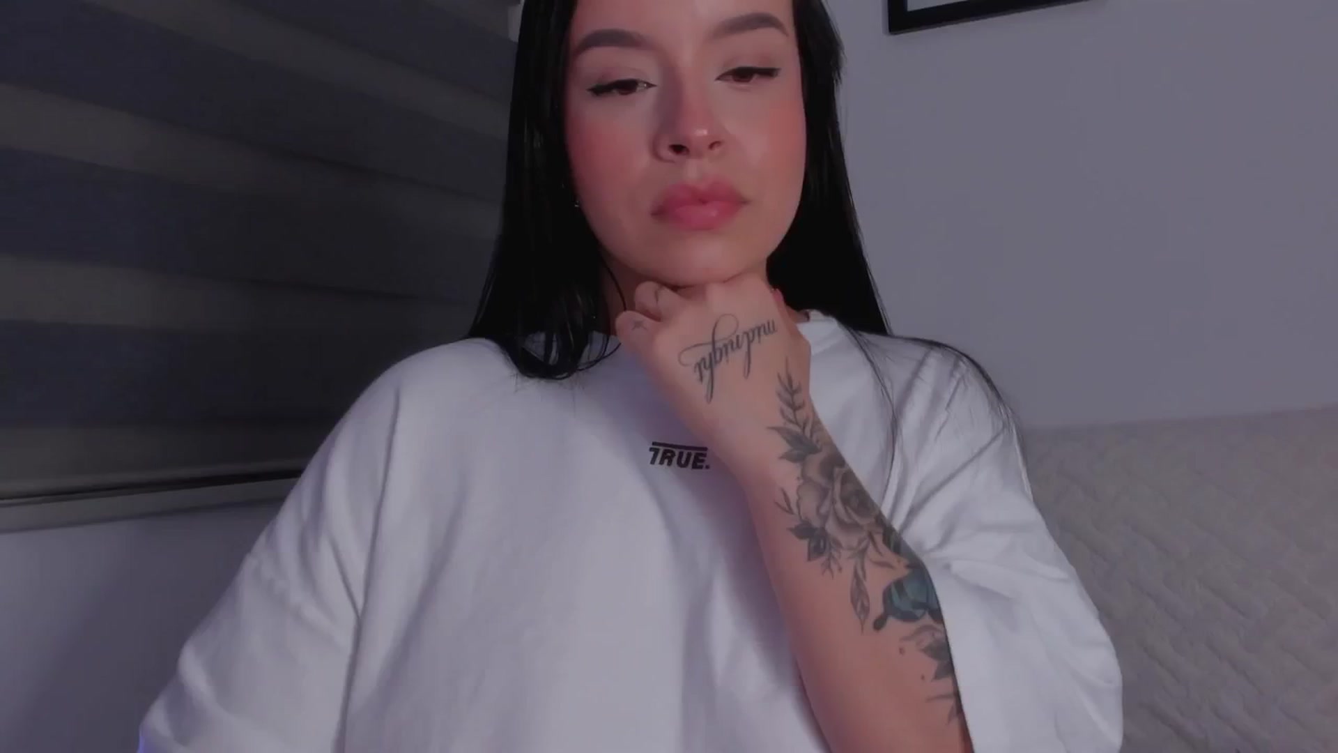 Gallery image thumbnail from Sexxygirl18x's myfreecams stream on, 08/12/2024, 03:20 image 19 of 20
